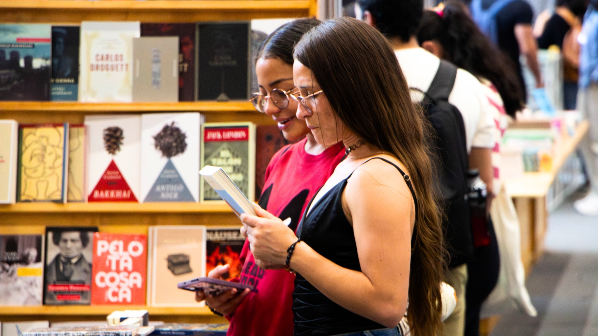 Personas leen en la Filbo 2025