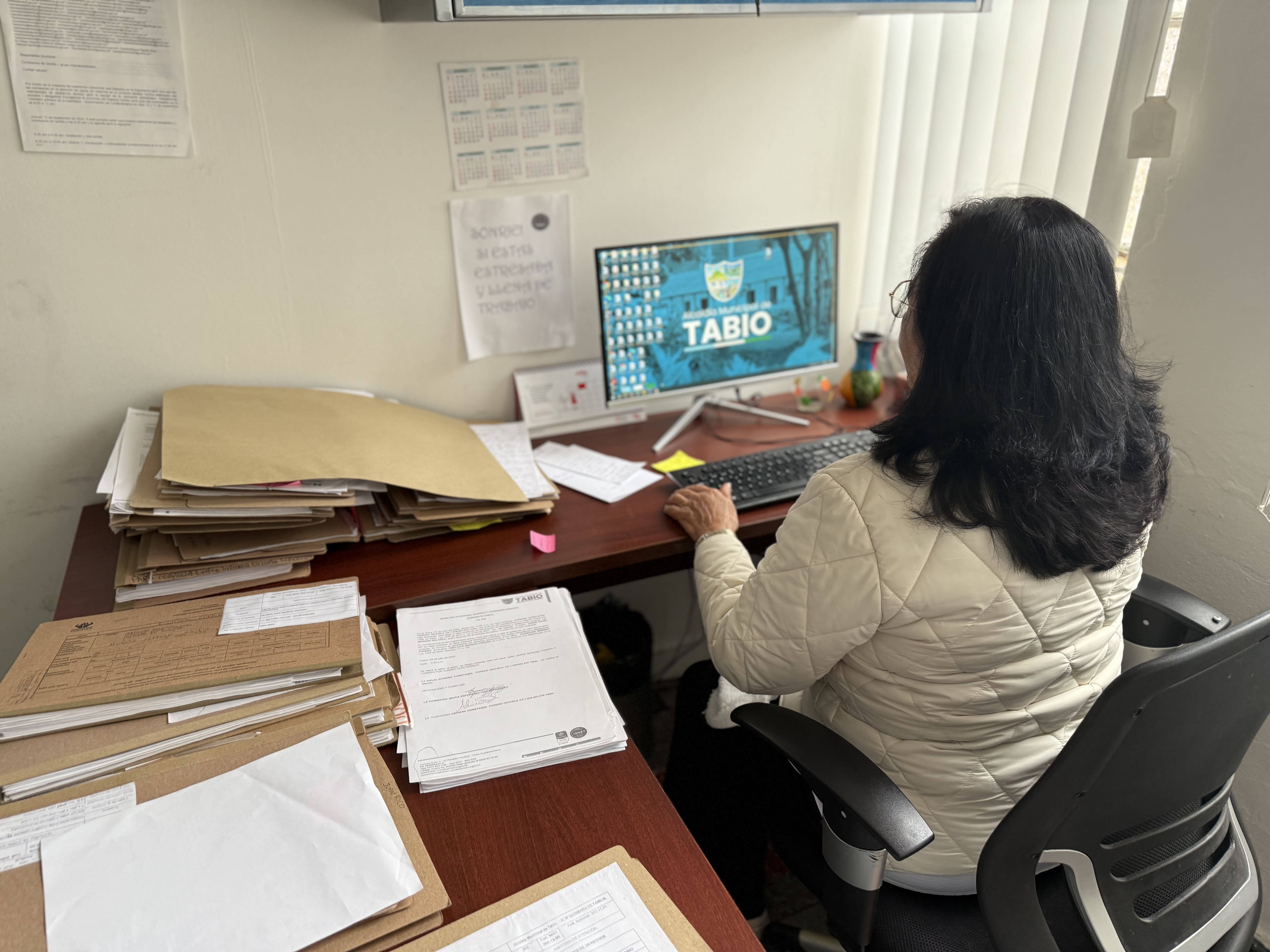 Maria Esperanza Díaz en la oficina de la comisaria de familia de Tabio. Año 2025.