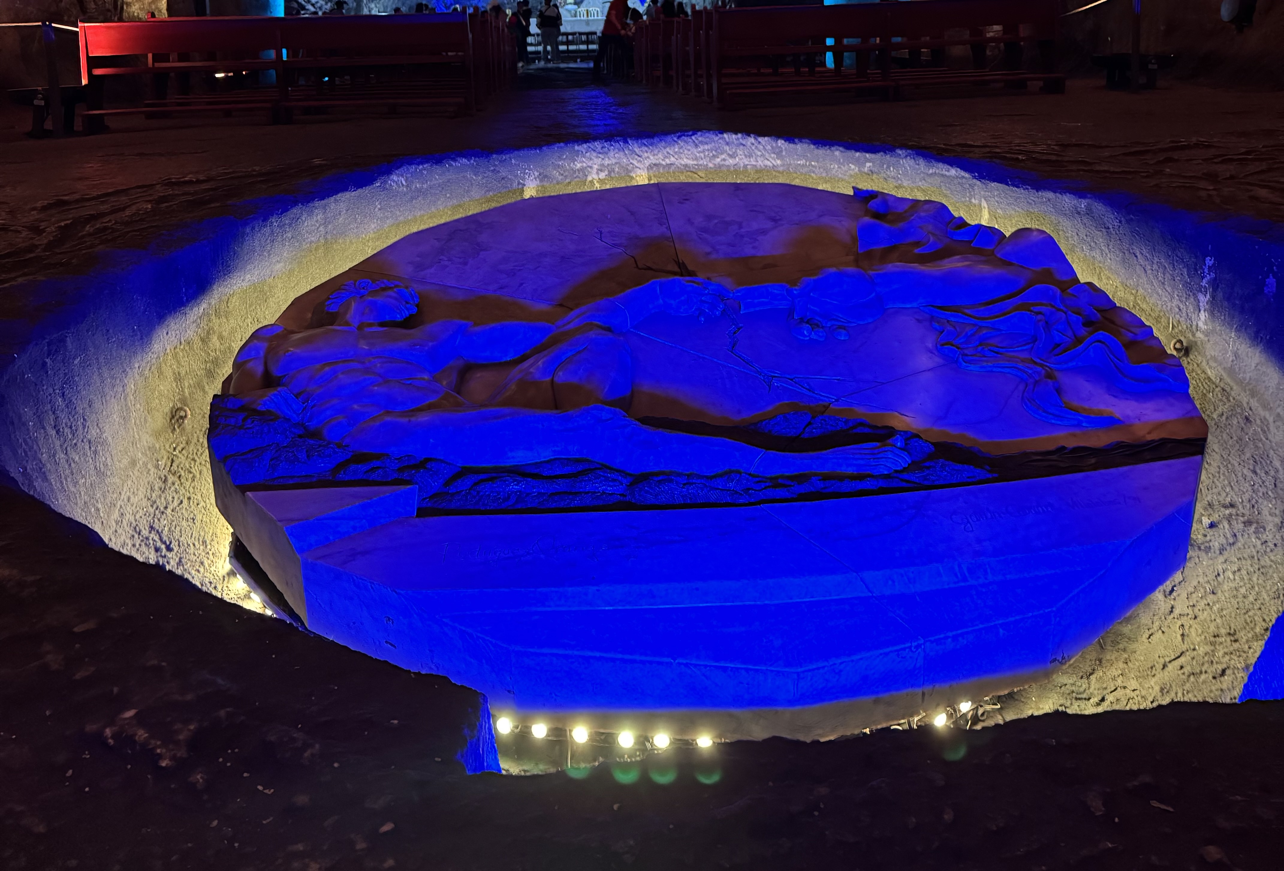 Medallón de la Creación, una obra majestuosa esculpida en sal que representa el famoso fresco de Miguel Ángel.