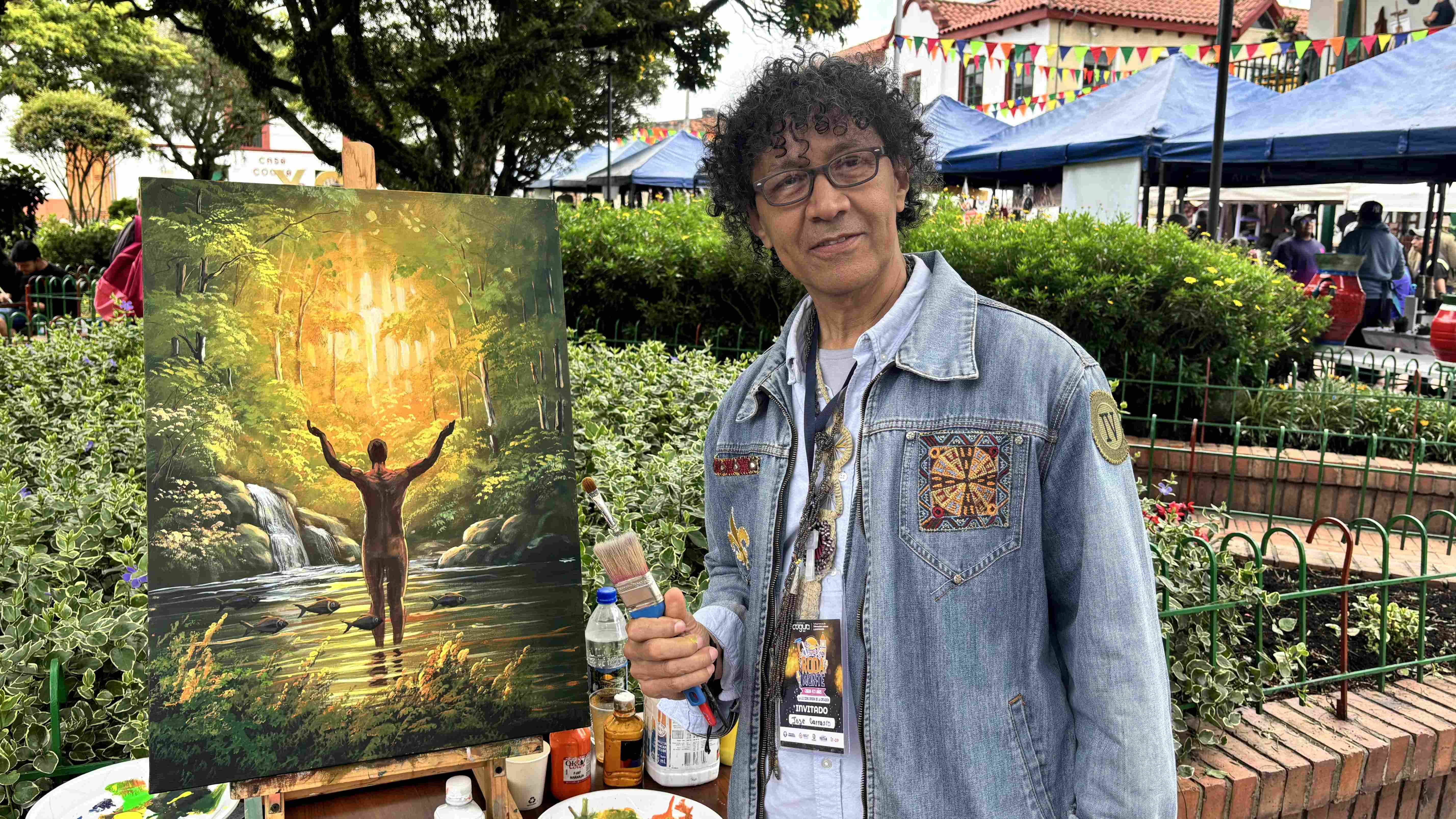 Jose Carrasco, ganador del 9no encuentro de fotografía Manuel Armando Montes Jiménez, junto su obra "El Génesis".