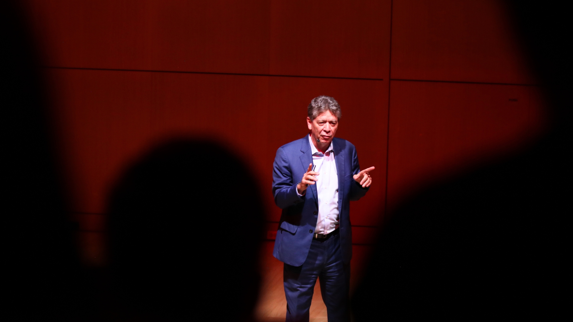 Bruce Mac Master, presidente de la ANDI, da una conferencia en la Universidad de La Sabana.