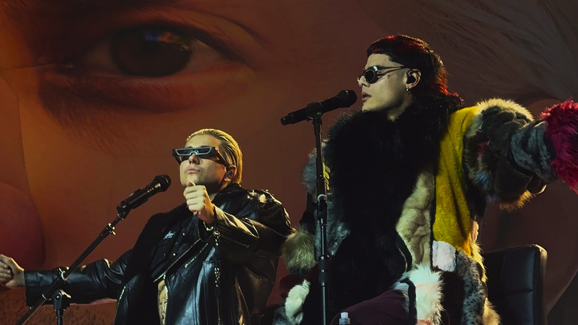 Ca7riel y Paco Amoroso cantando en el Movistar Arena de Bogotá