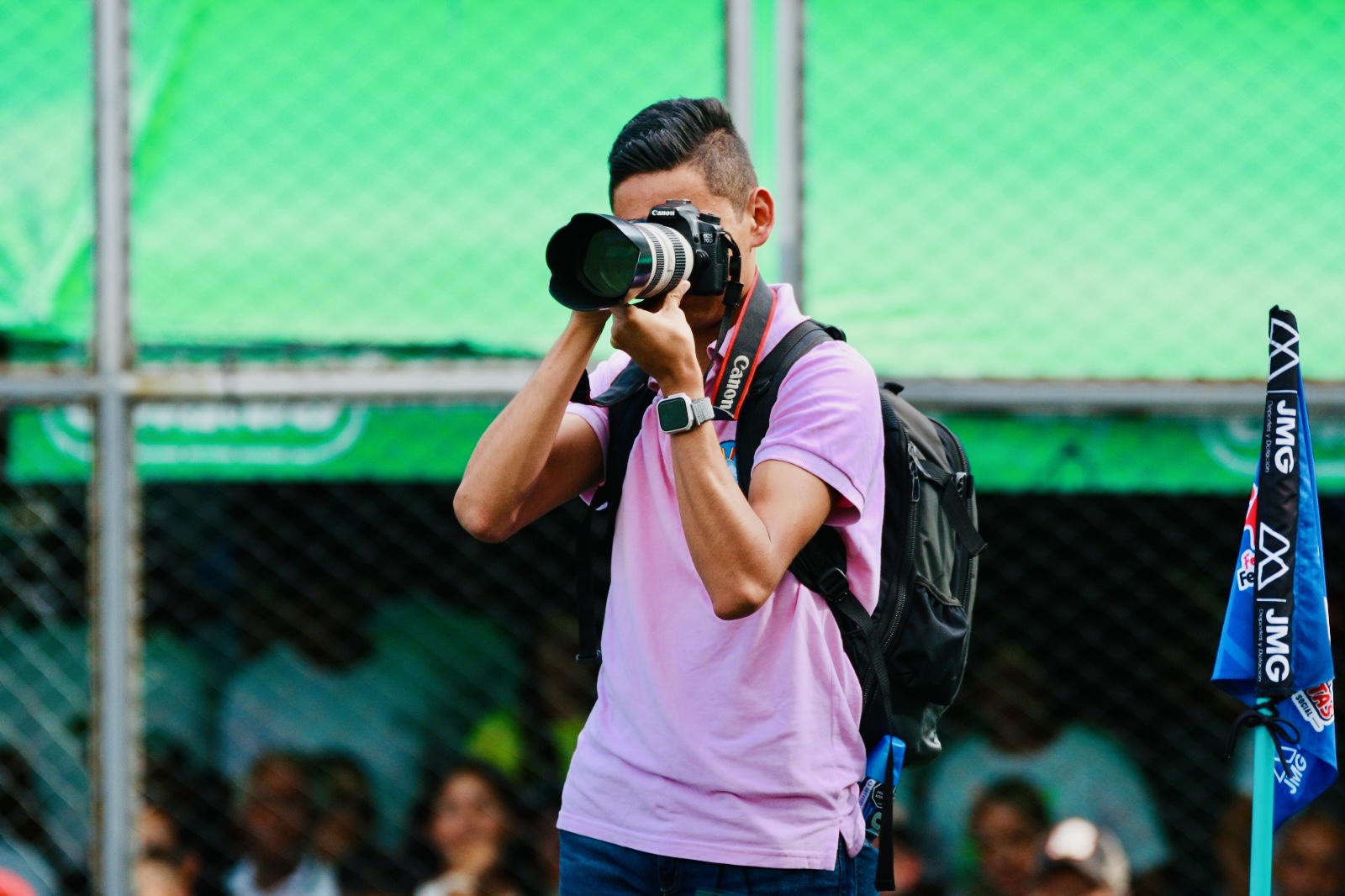 David Contreras tomando fotos en un evento de Babyfútbol con su cámara Canon 700D con un lente teleobjetivo.