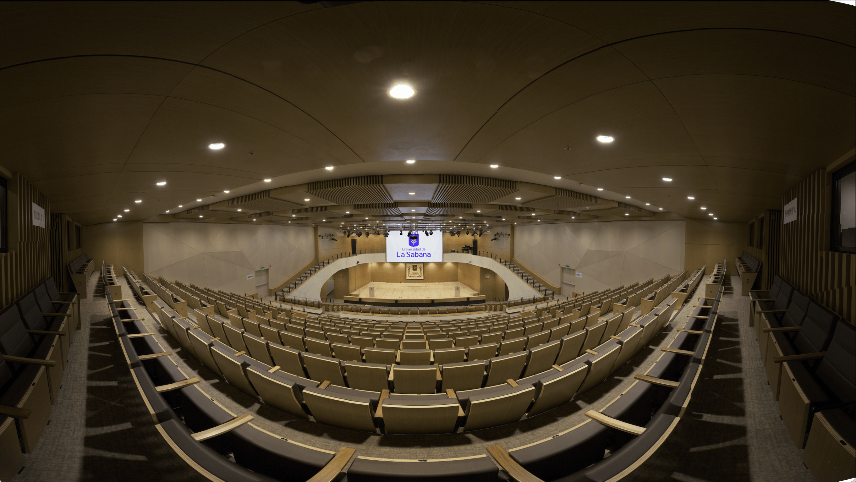 La sala del Teatro UniSabana, Álvaro del Portillo, con aforo de más de 500 asientos, lista para recibir su primera función.