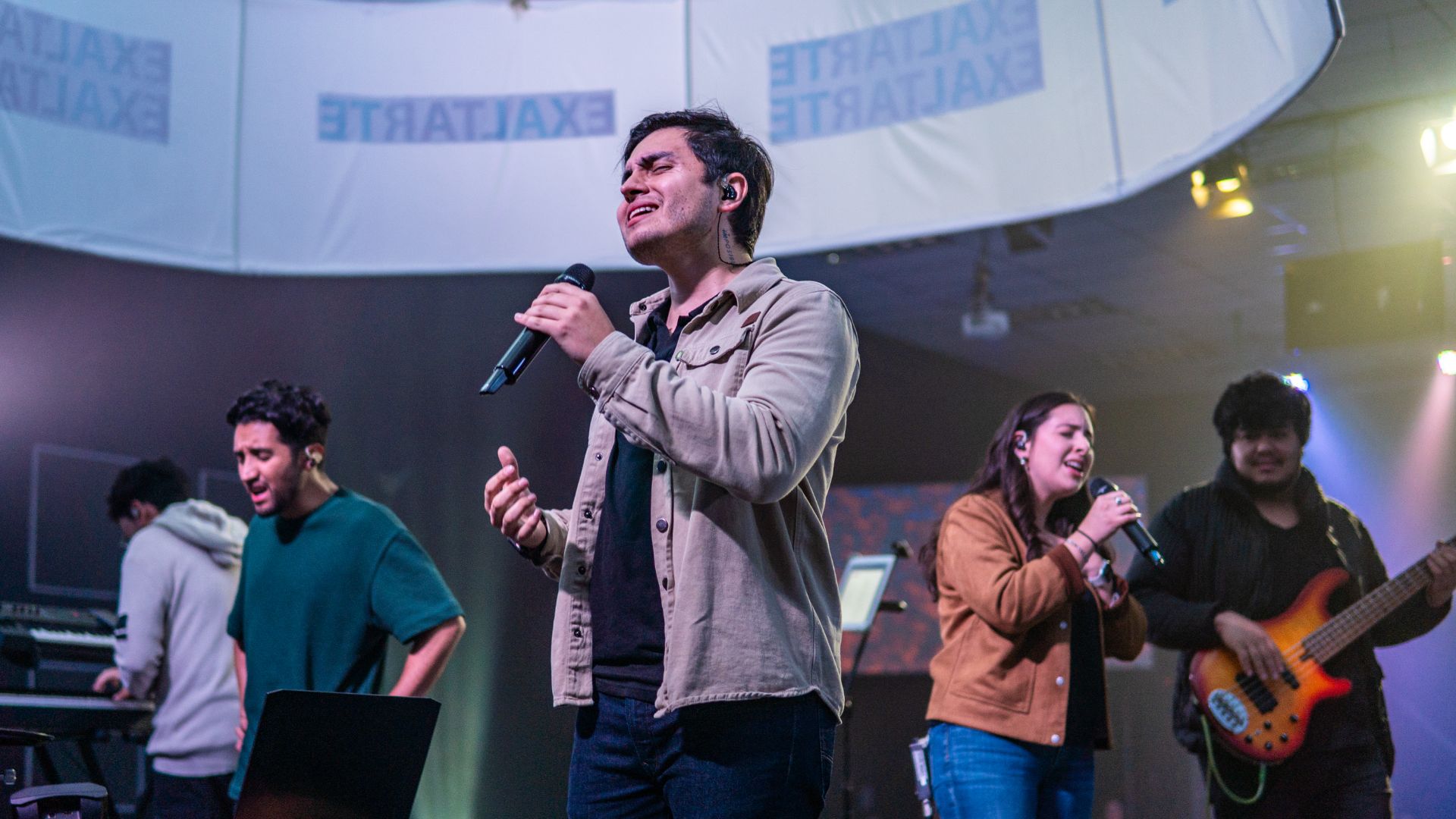 Santiago Maye alabando a Dios junto a un grupo de jóvenes