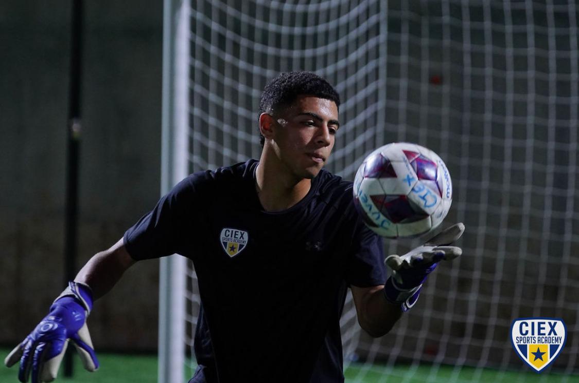 Emmanuel Ramirez practica su saque frente al arco, con una mirada de concentración 