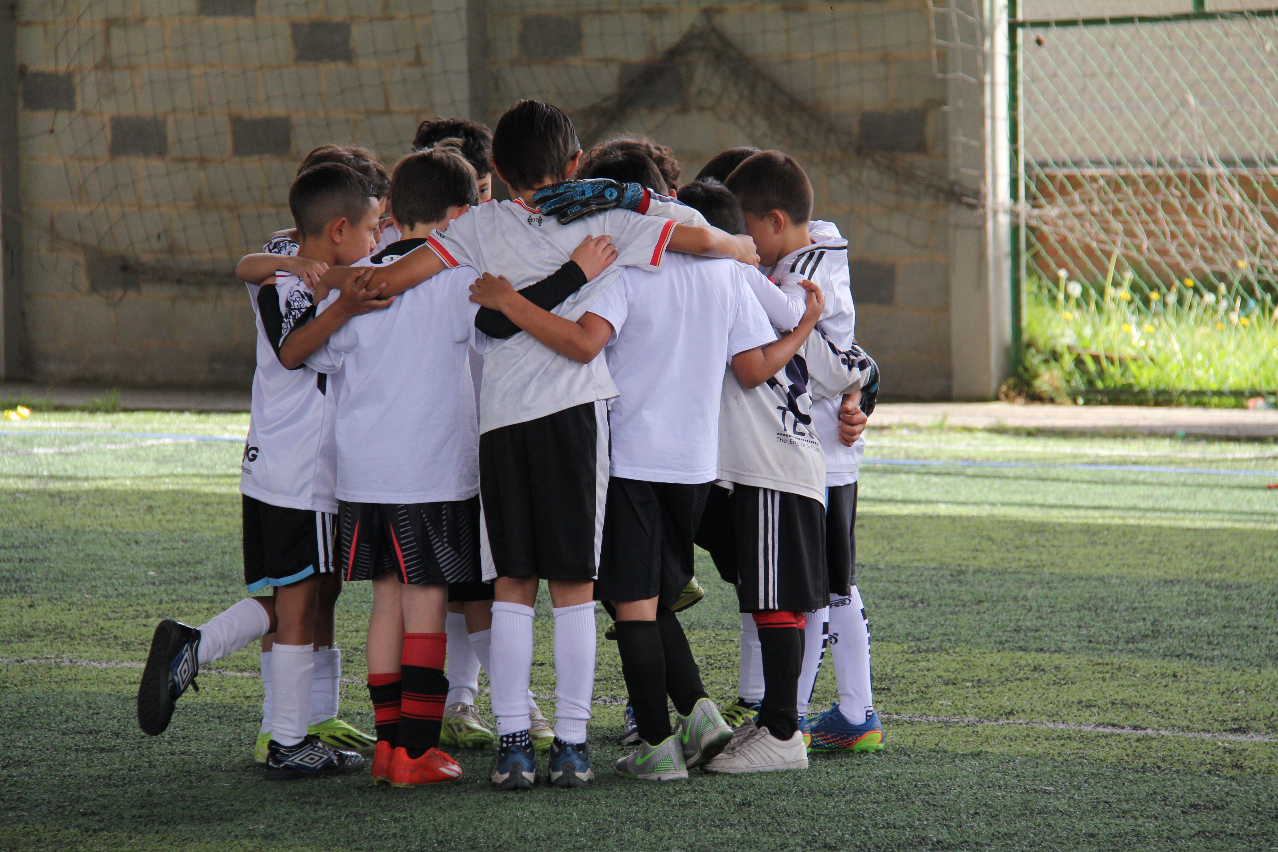 Equipo de niños representando al país de Japón