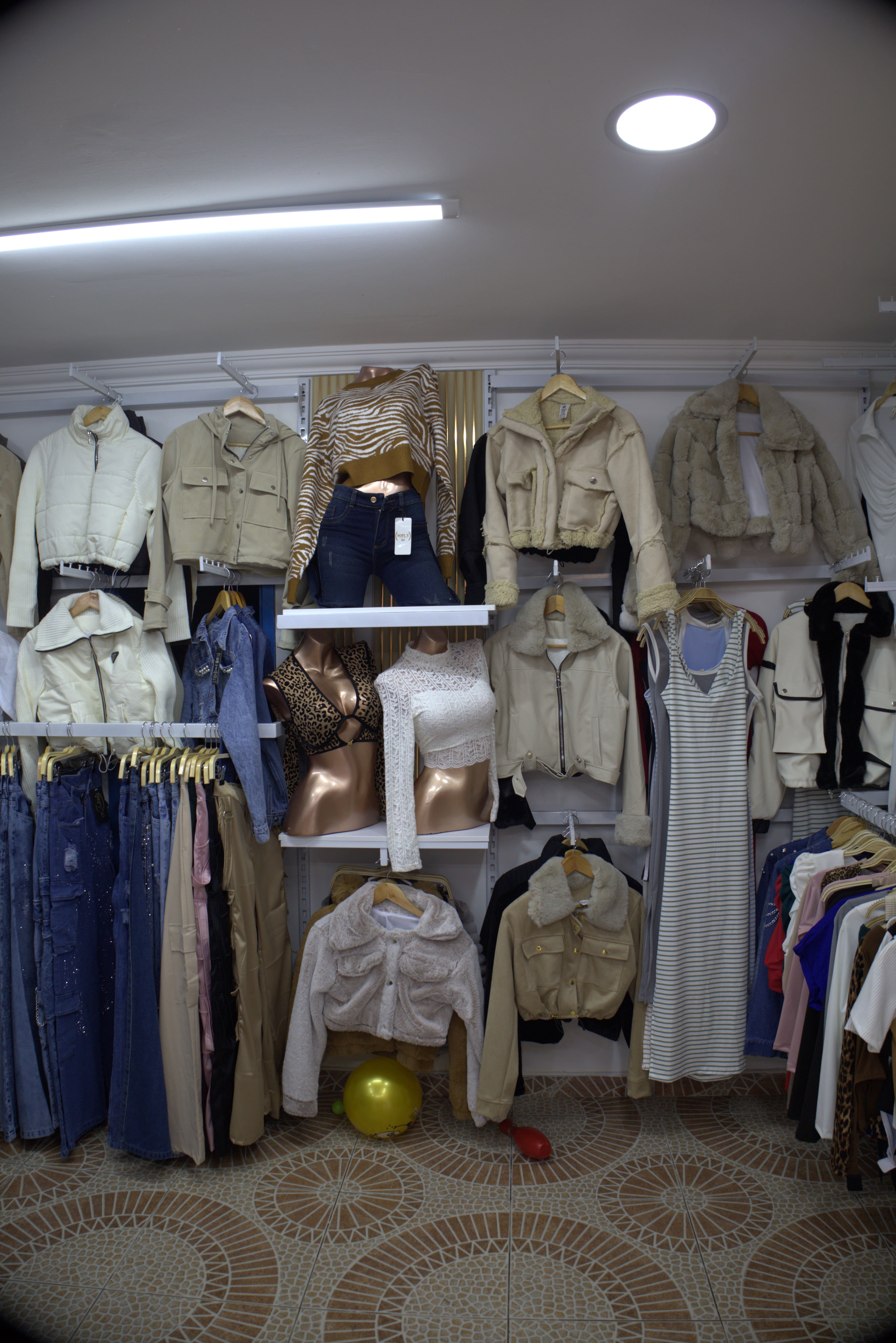 Local de ropa en Sopó con prendas exhibidas en maniquíes y perchas, representando el comercio local afectado por la reforma tributaria.