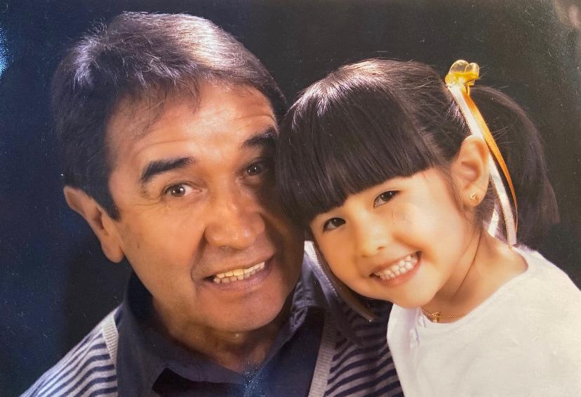 Hernando con su nieta Silvana, en una competencia de porras cuando ella era niña 