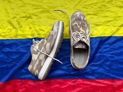 Tenis sucios y desgastados con una bandera de Colombia 