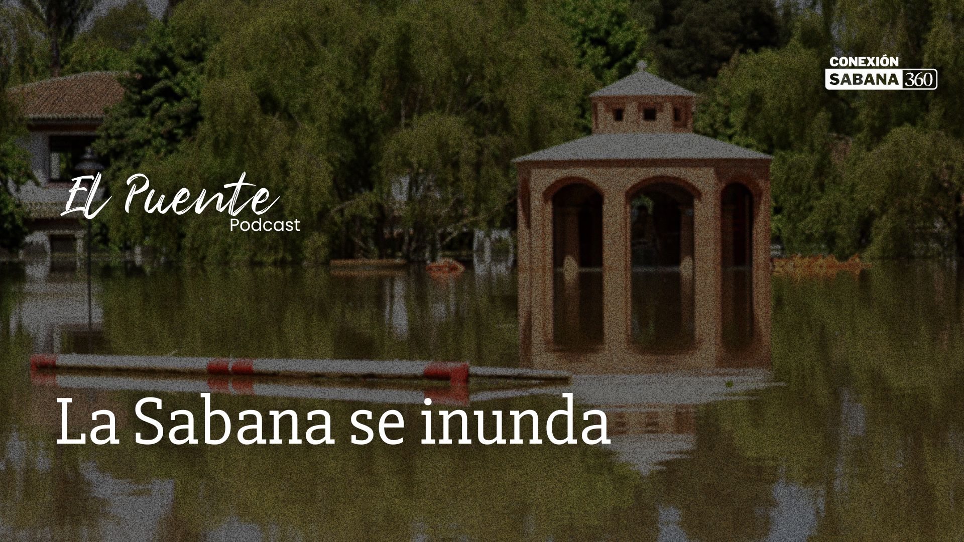 Campanario rodeado de agua