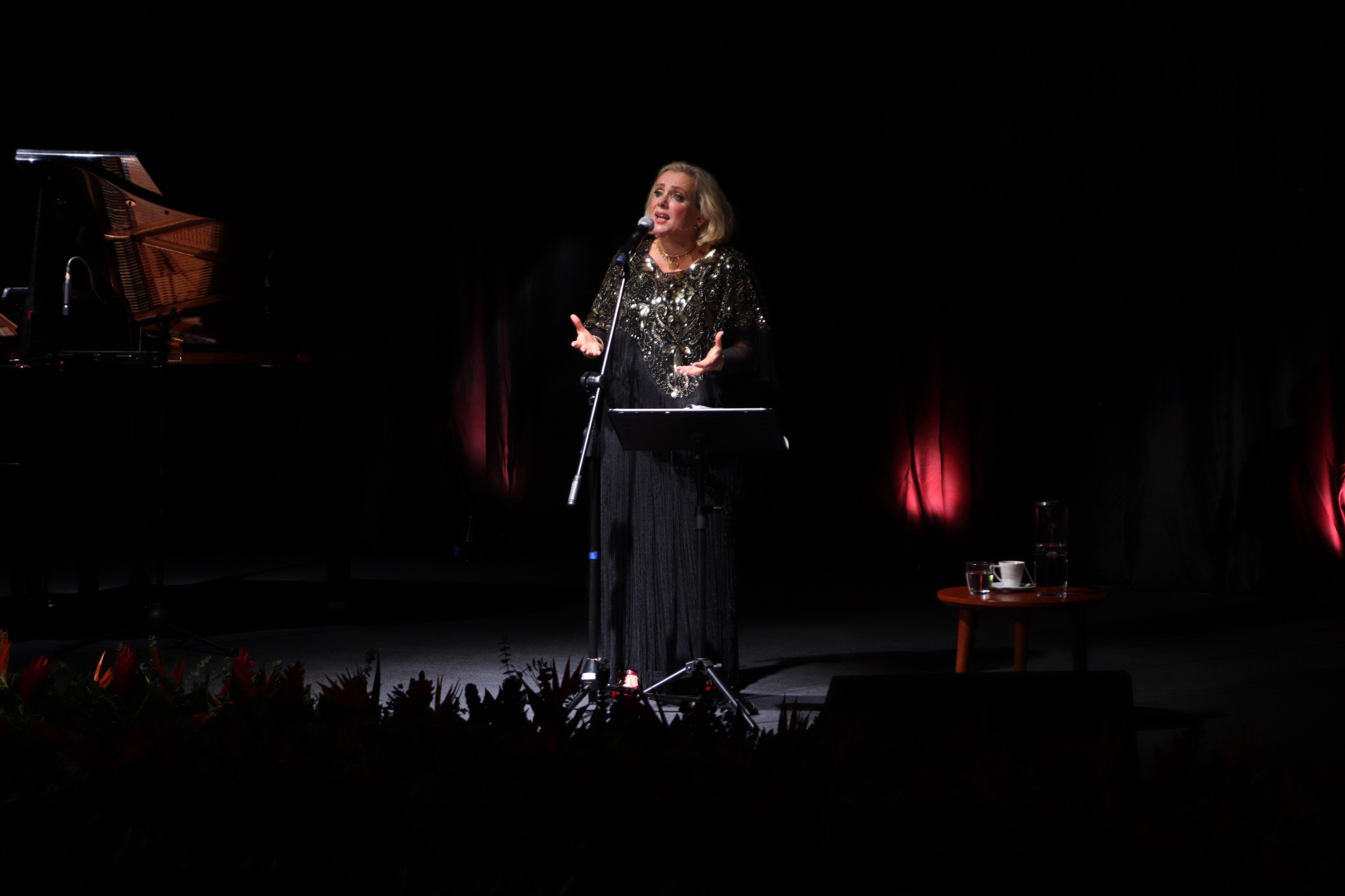 Cantante escocesa Christine Bovill interpretando Non, Je ne regrette rien