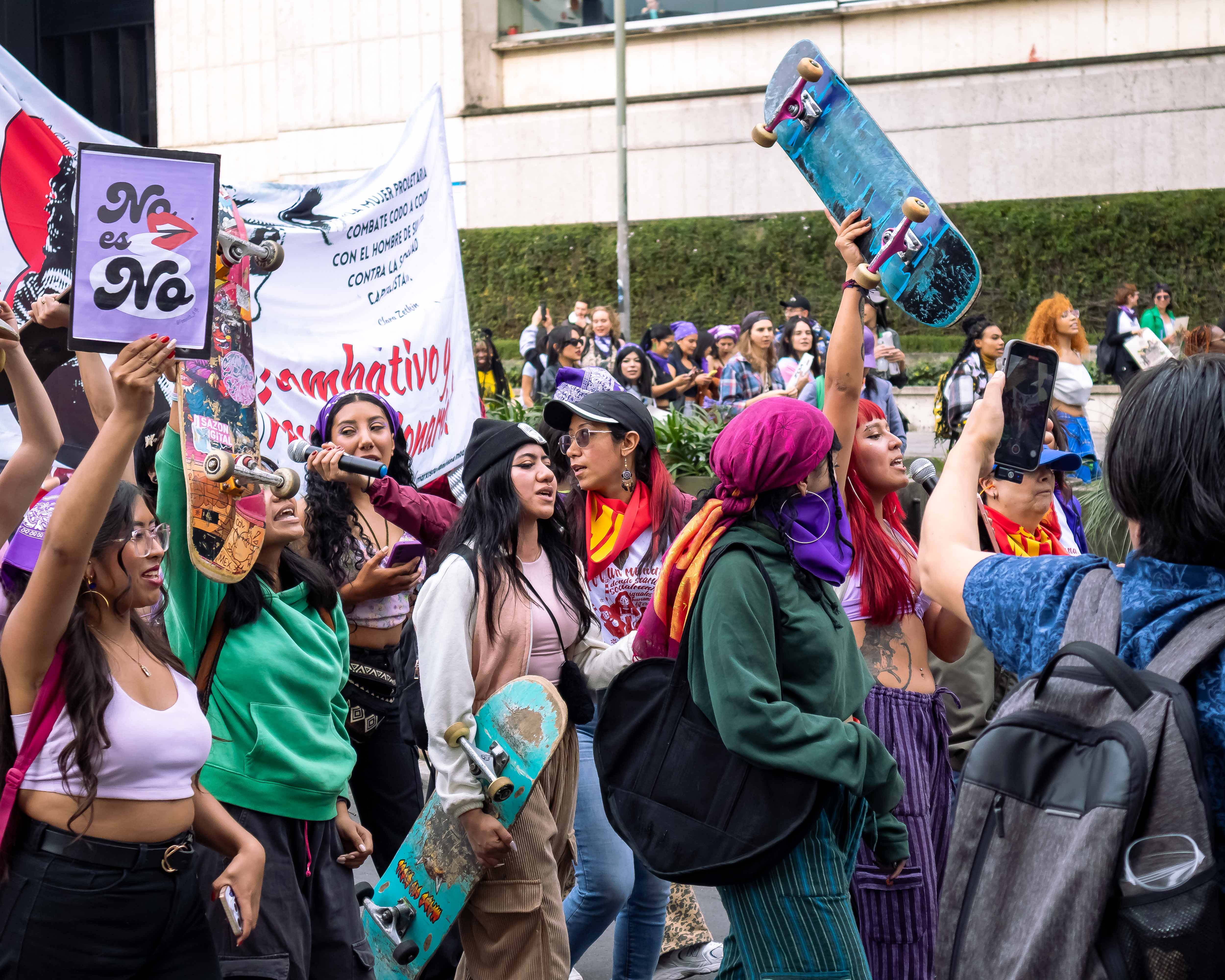 📸 Marcha feminista en Bogotá. Las calles recuerdan lo que el Ministerio de Igualdad aún no logra consolidar: más que discursos, se necesitan acciones concretas para garantizar derechos y cerrar brechas sociales.