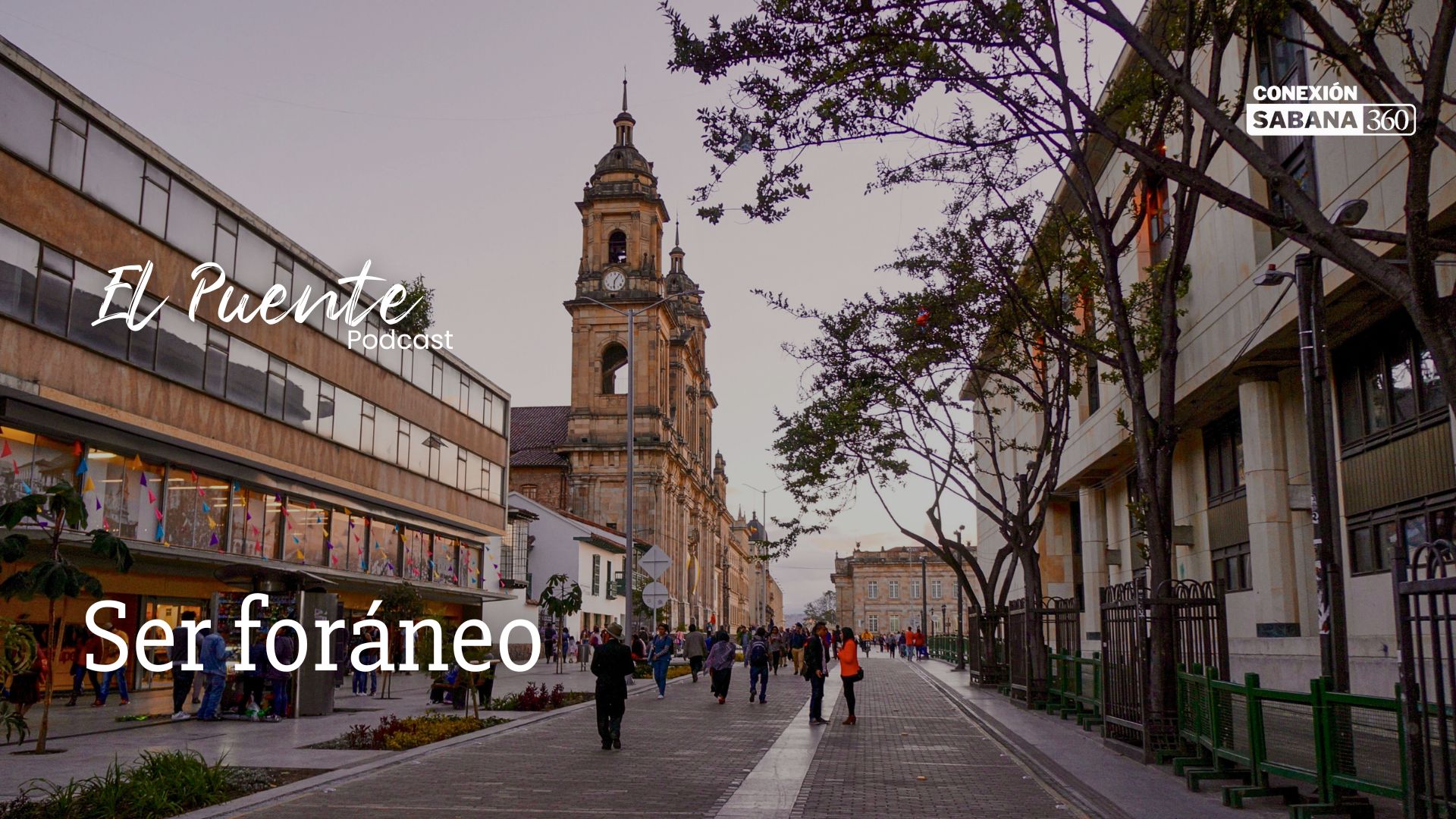 Calle junto a una iglesia en la ciudad de Bogotá