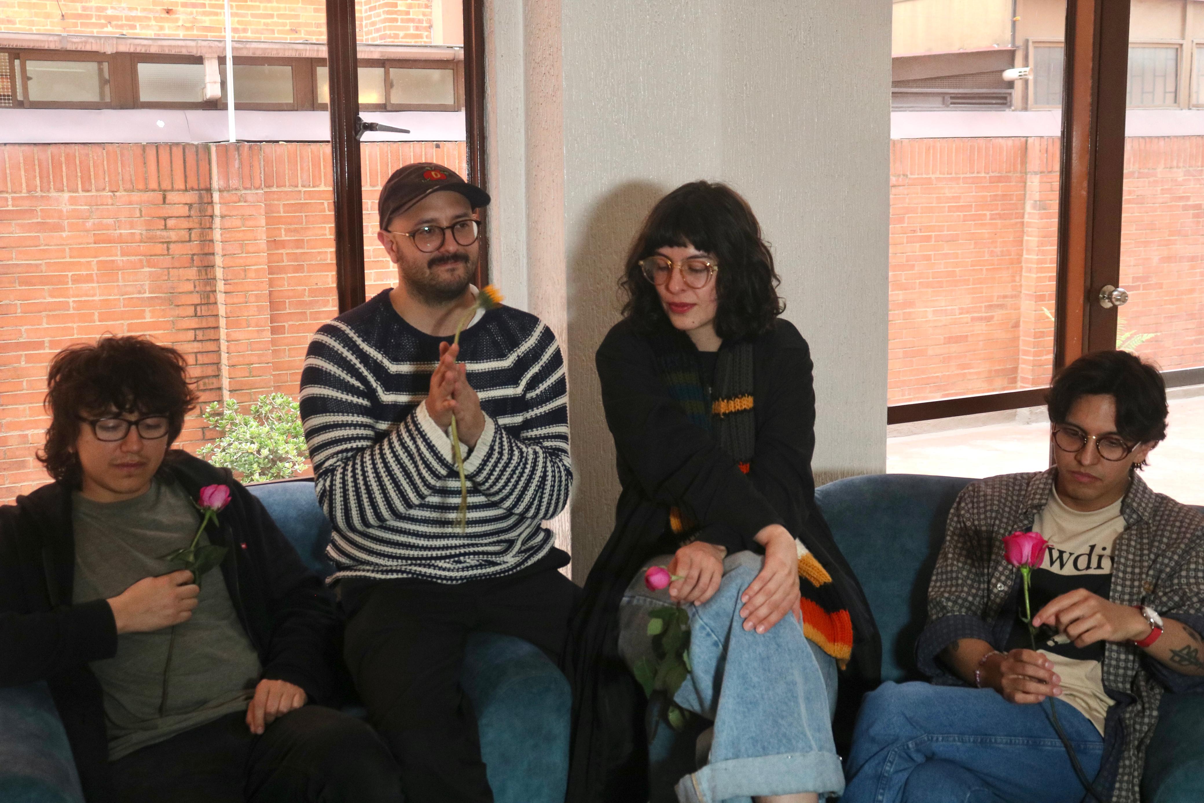 Encarta 98 posando con rosas.