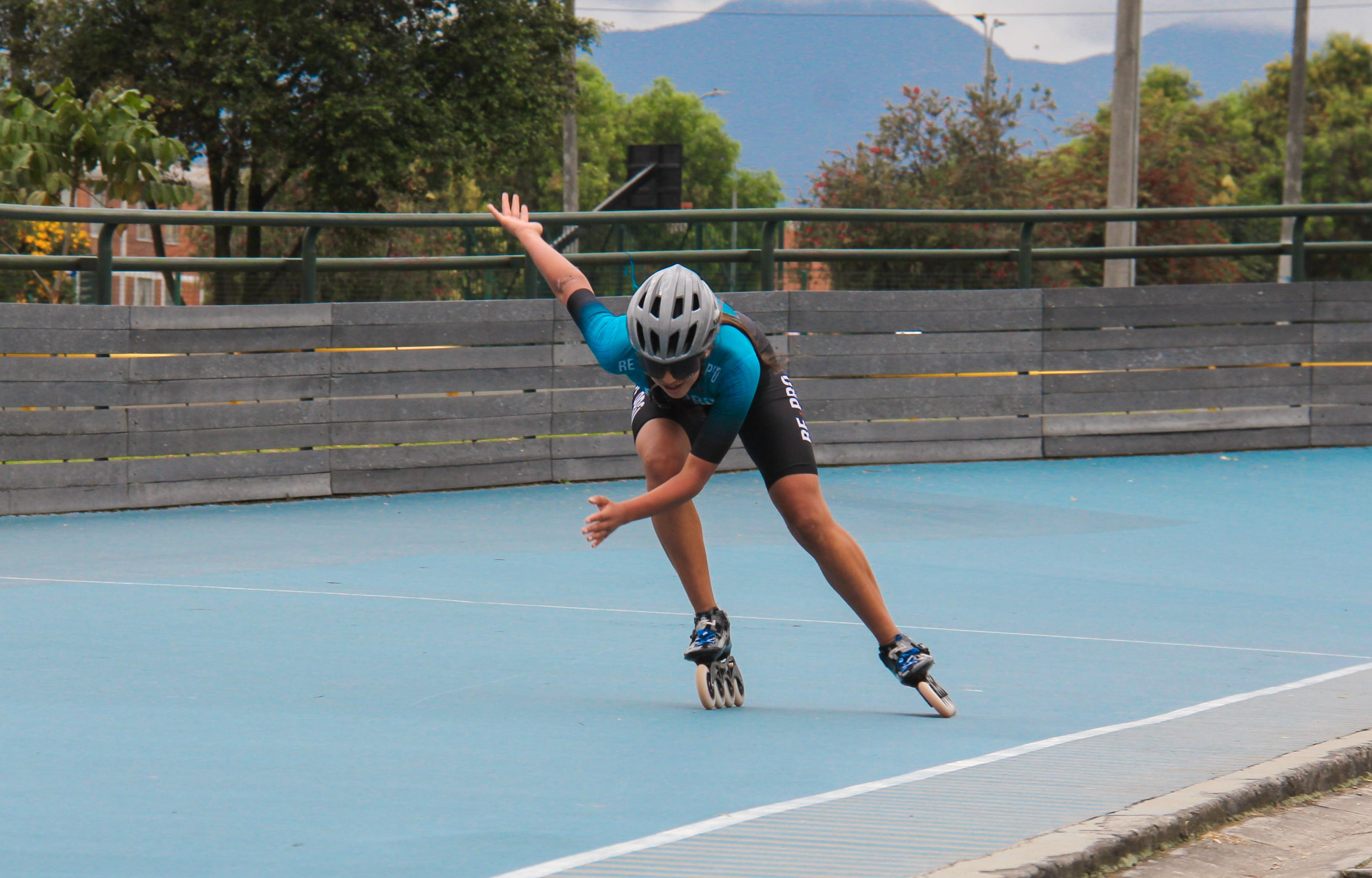 La campeona panamericana Hanny Castellanos patinando