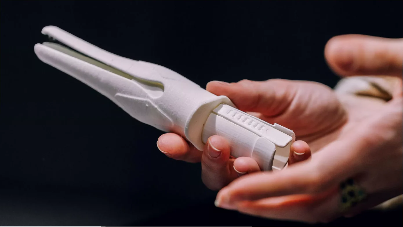 Dispositivo ginecológico Lilium: modelo flexible de caucho semirrígido con forma inspirada en un lirio, diseñado para una inserción más cómoda y empática, mostrando dos piezas ensambladas y una estética suave y moderna