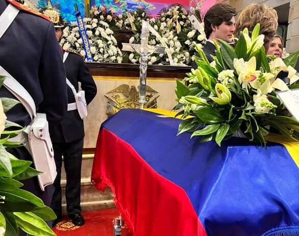 Ataúd del excandidato presidencial Miguel Uribe en su velación