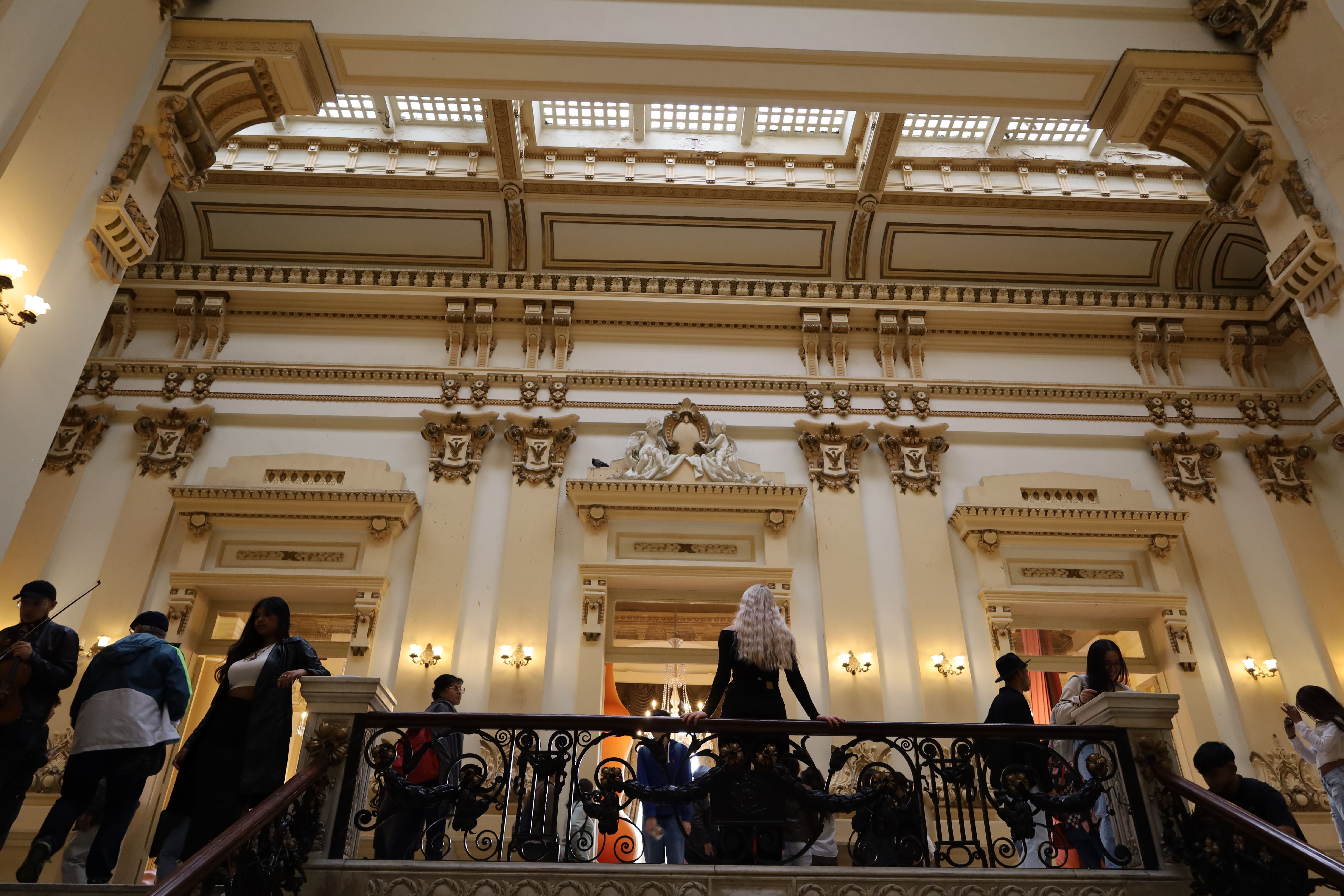 Galería del segundo piso del Palacio de San Francisco durante la Bienal de Arte de Bogotá de 2025.