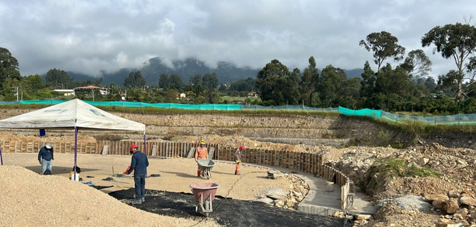 La construcción del patinódromo de Cogua avanza con paso firme y promete convertirse en un motor de desarrollo deportivo y comunitario para el municipio y la región. A tres meses de su reactivación, el proyecto ya muestra avances significativos en infraestructura, participación ciudadana y proyección regional. Se espera que esté terminado en diciembre de este año.