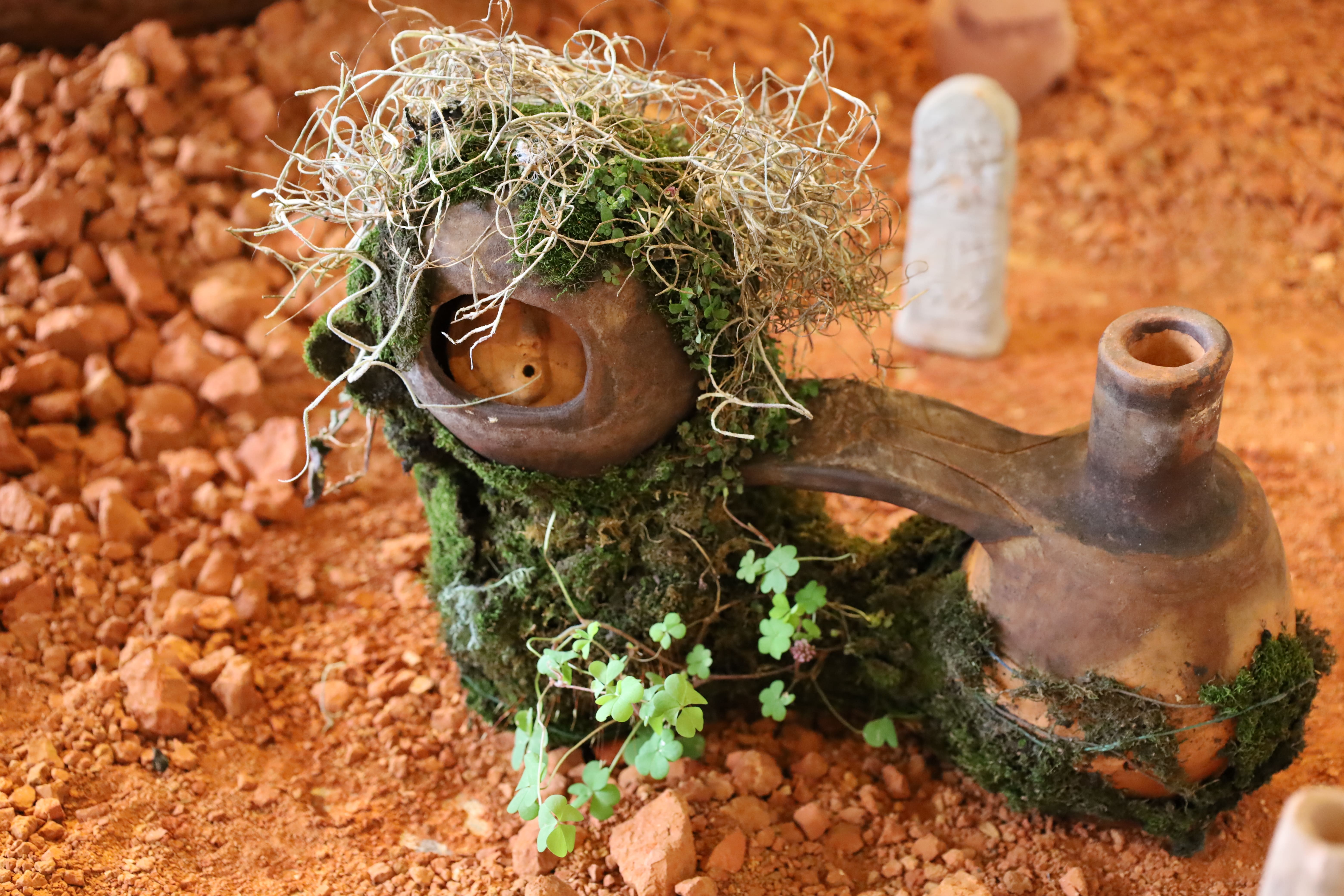 Alcarraza dispuesta en un tapete de arcilla de la obra Resuellos de Evelin Piñeros