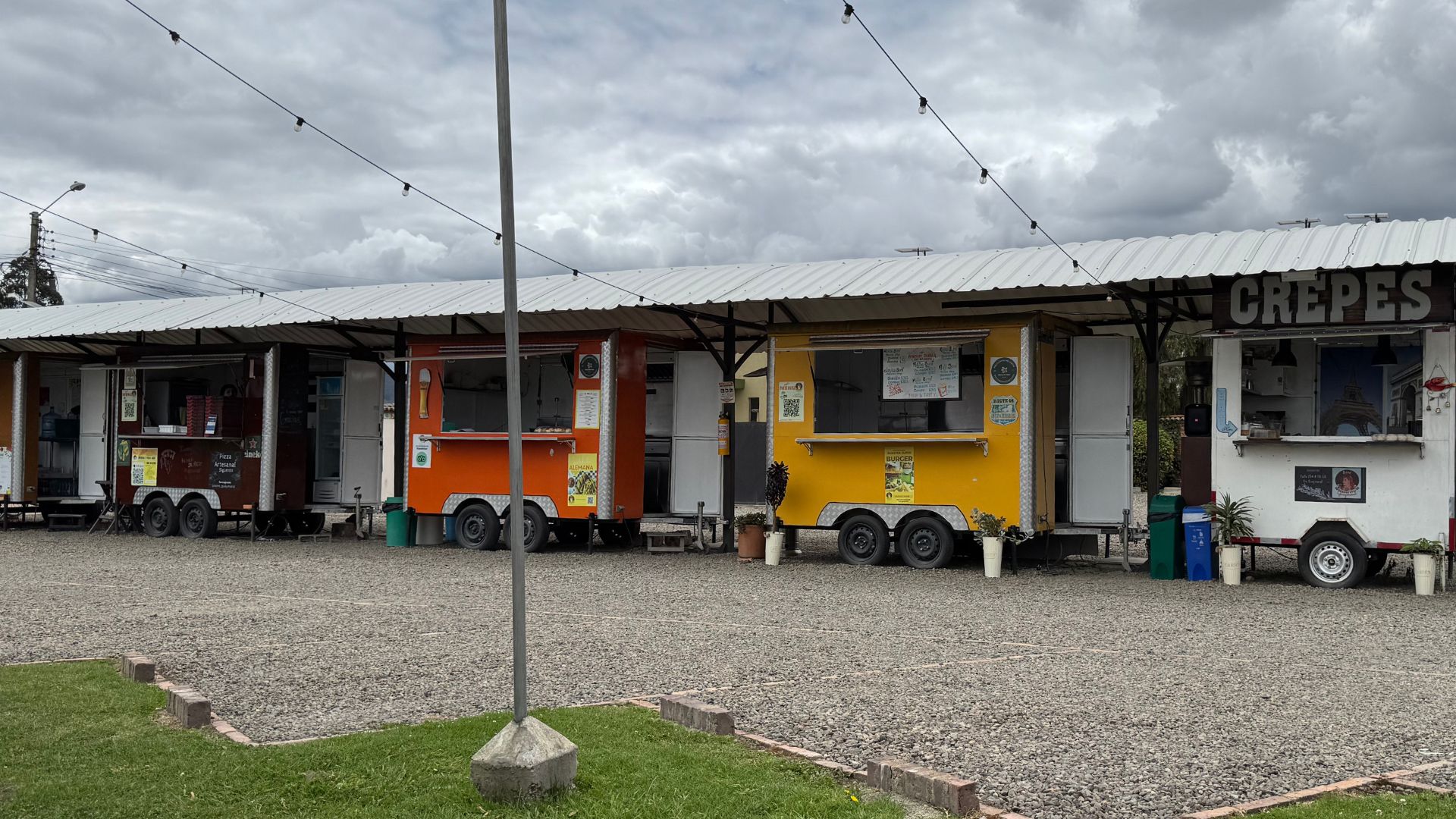 Conjunto de cuatro food trucks de distintos colores