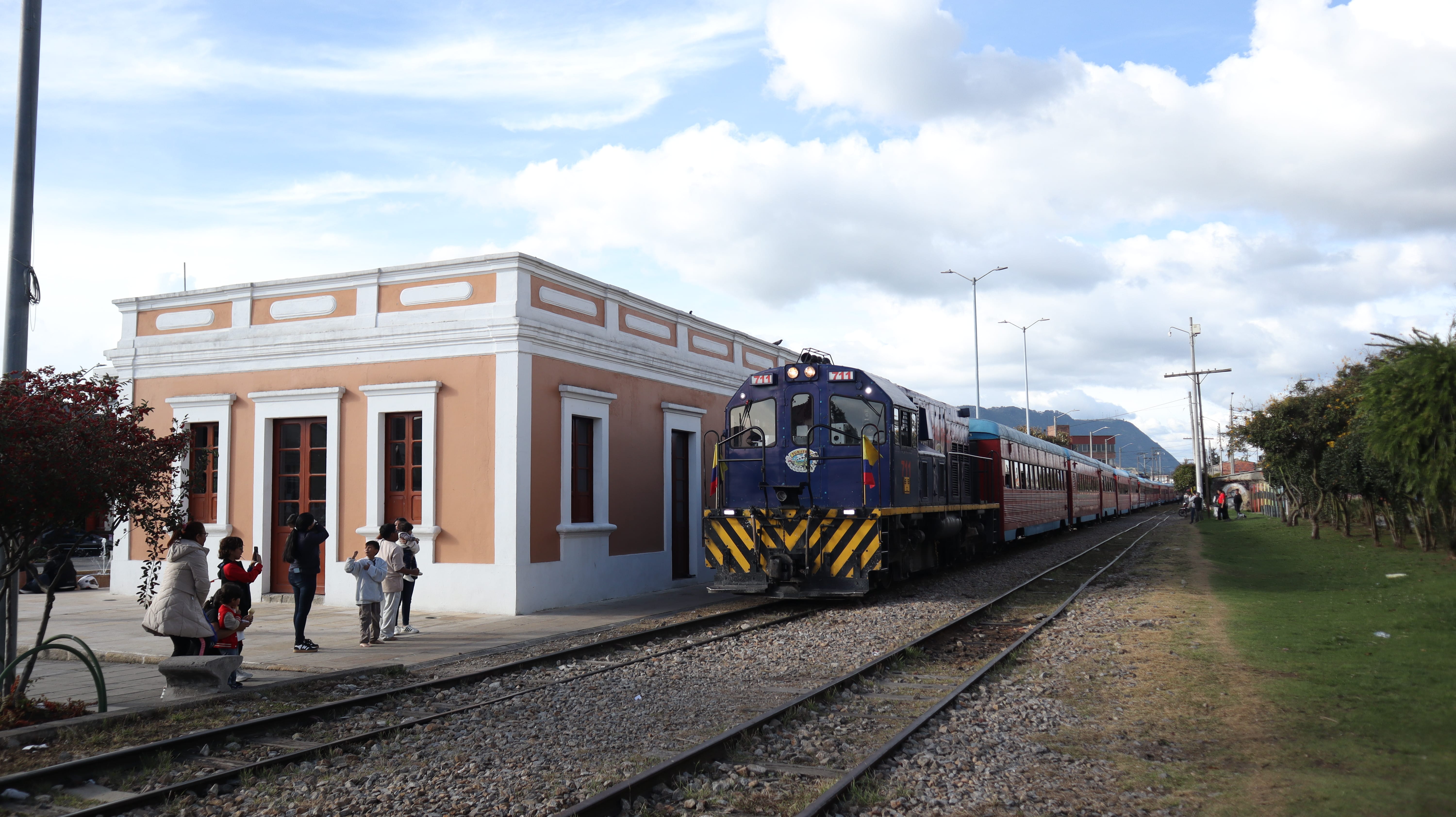 La casa cultural de Cajicá, junto al tren de la Estación pasando