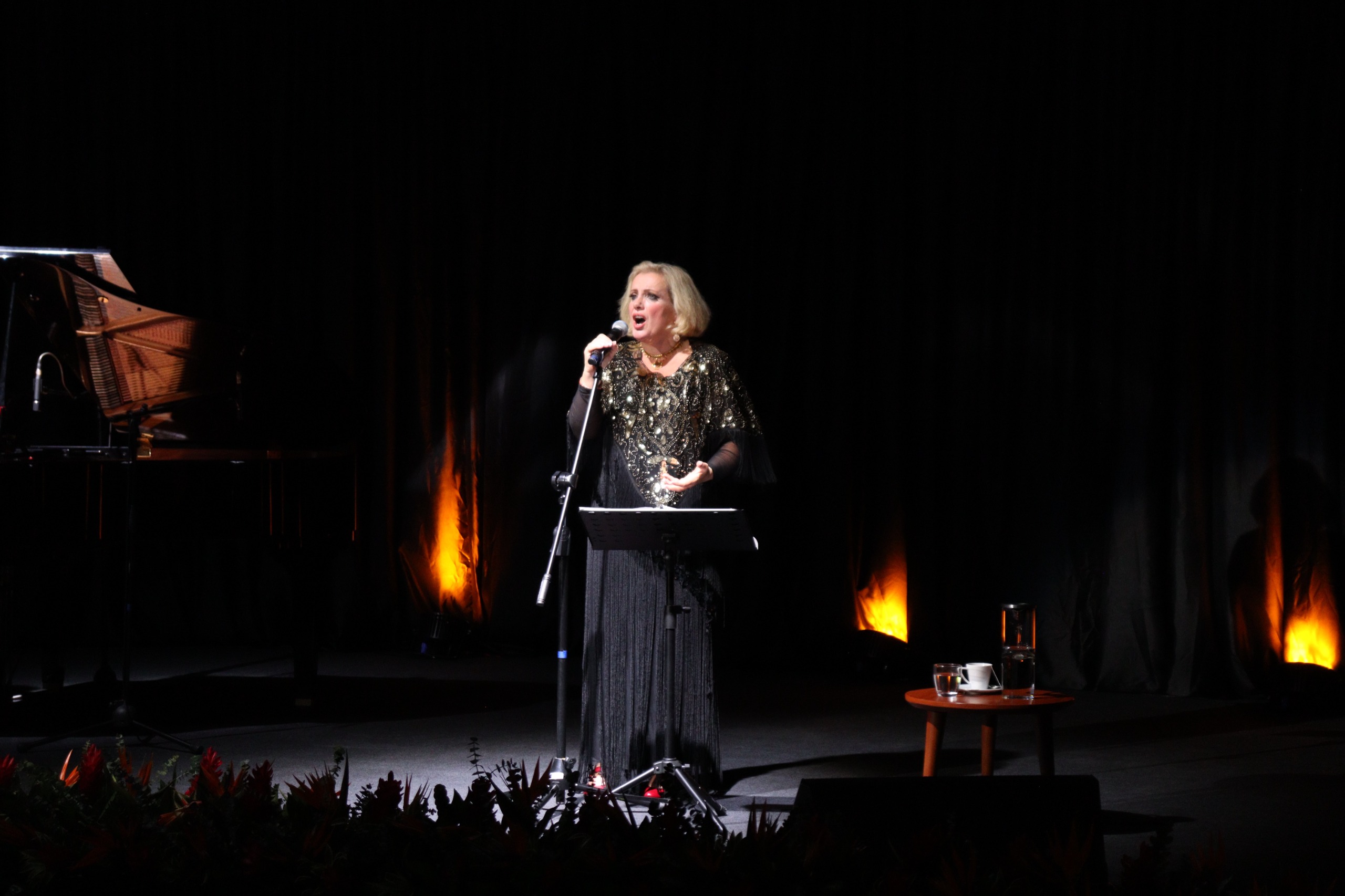 Christine en el escenario en su show inaugural en Teatro Unisabana