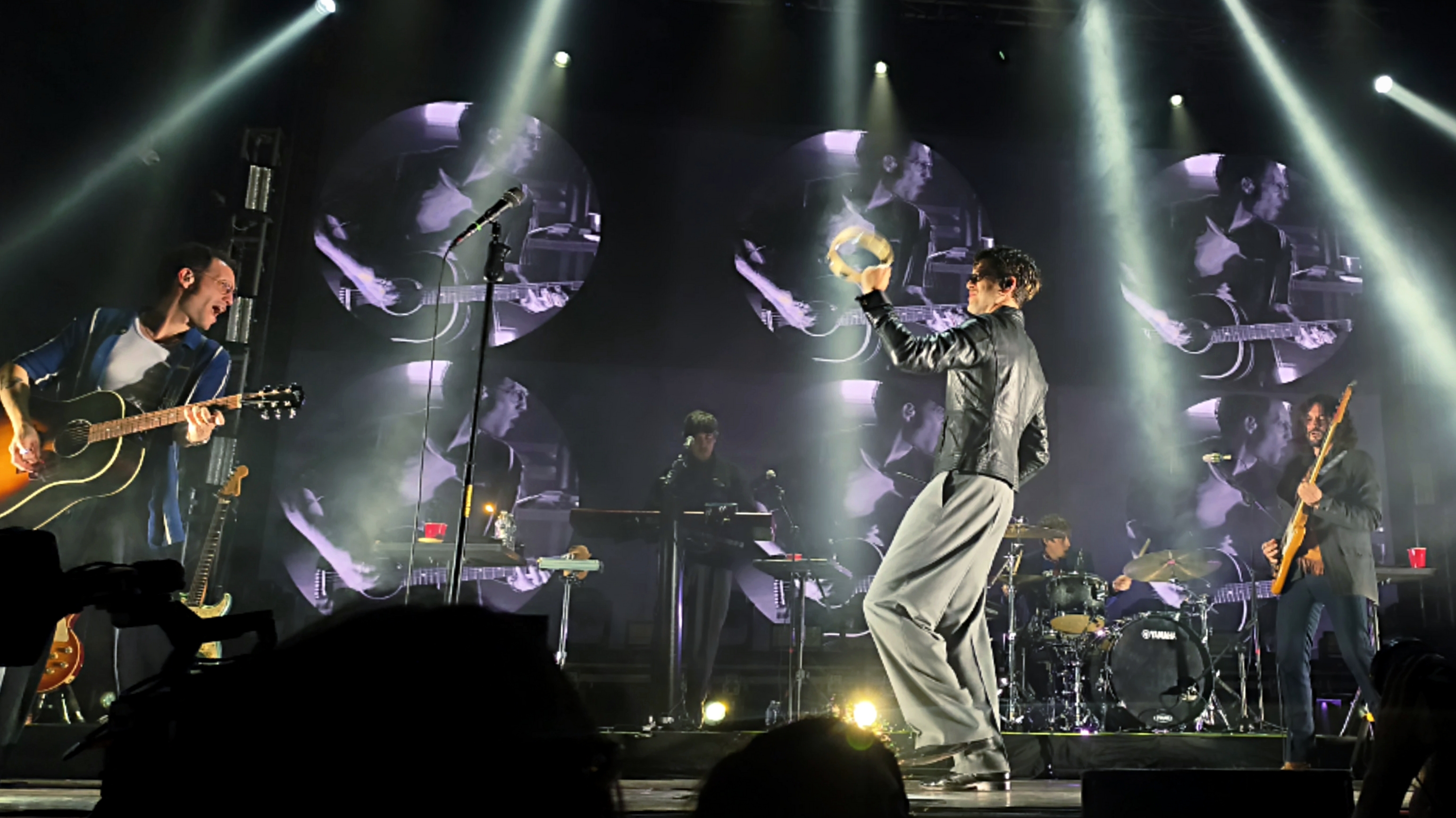 Bandalos Chinos derrochando estilo en el Royal Center.