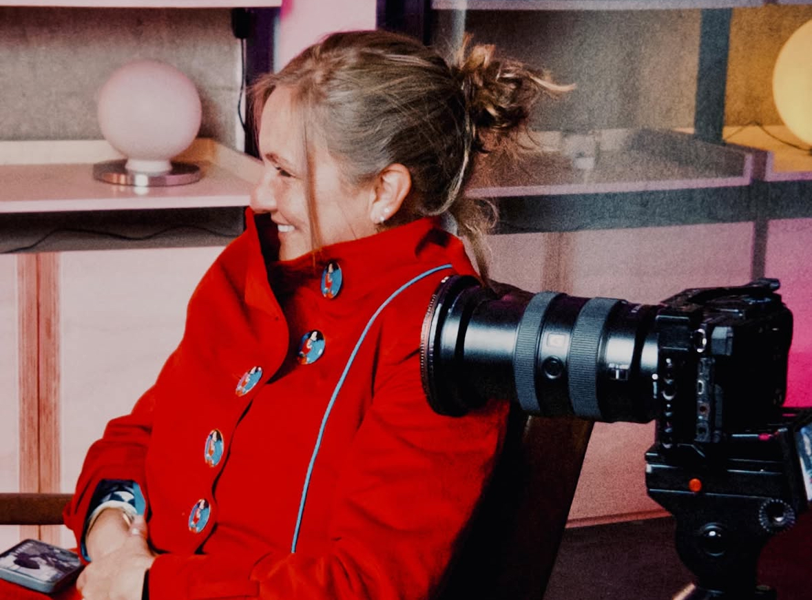 Encontramos en set a Carolina Bermúdez CEO de una productora audiovisual de cine y televisión con más de 17 años de experiencia, la cual ha vivido un poco el desarrollo y la evaluación de la participación de las mujeres en el mundo audiovisual 