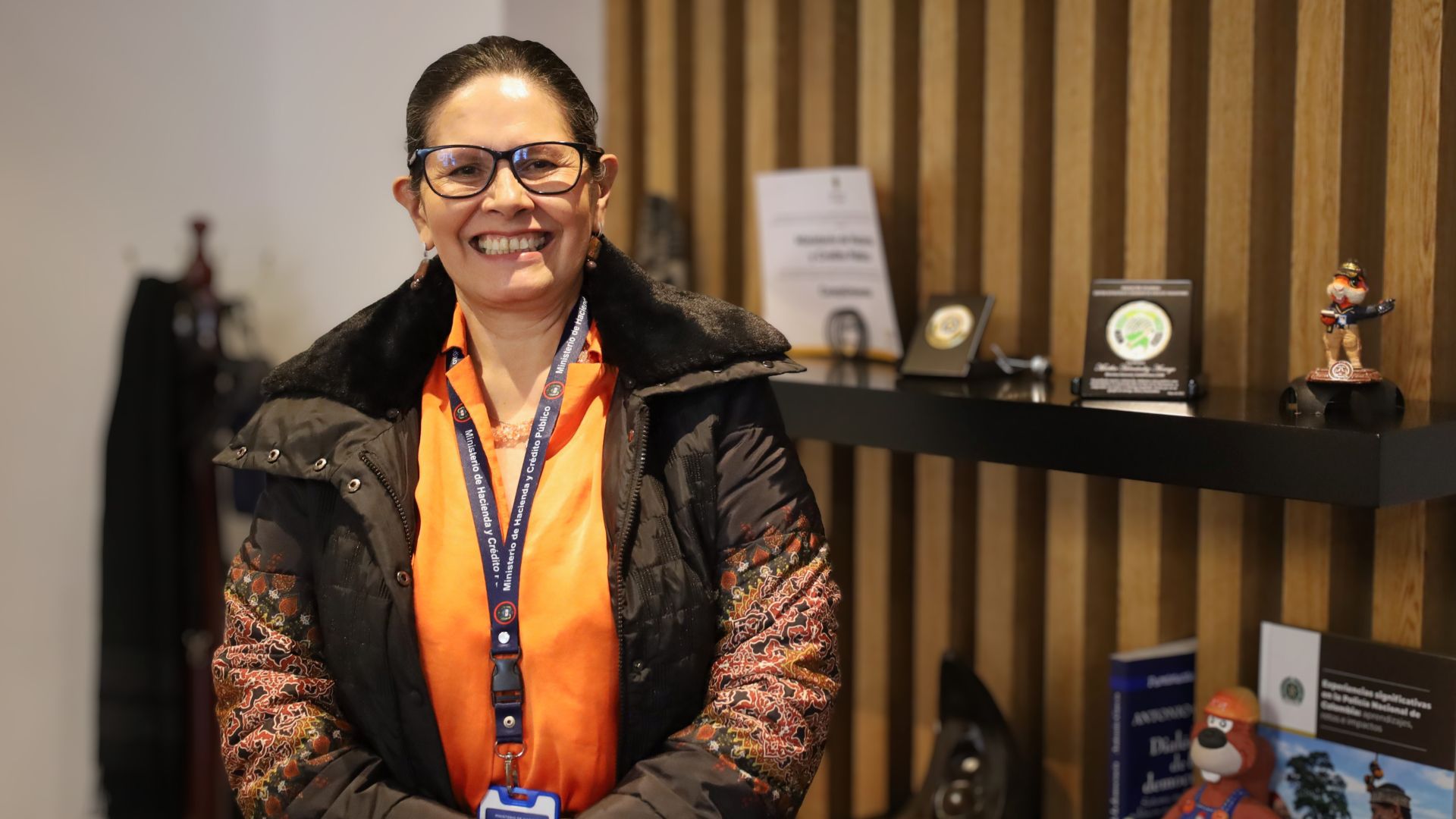 Martha Hernández Arango, directora del Presupuesto Nacional, sonriendo con fondo neutro
