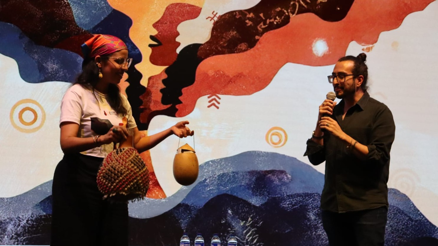 Directores del Festival de Literatura de Bogotá junto al calabazo.