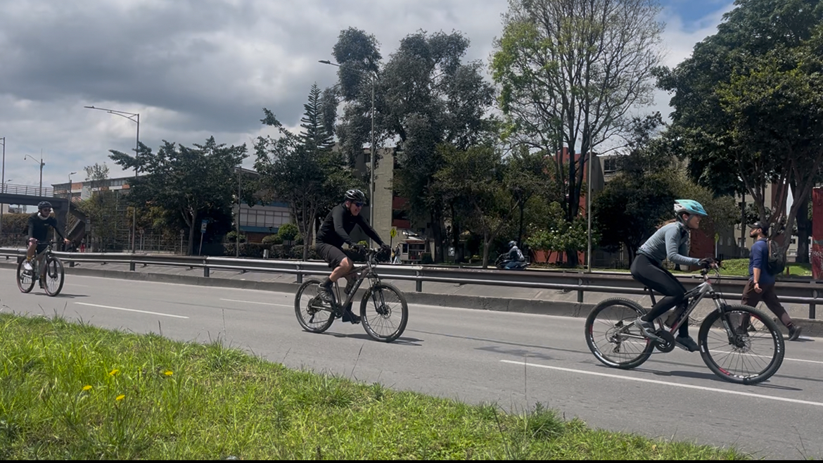 Tres ciclistas en la Ciclovia