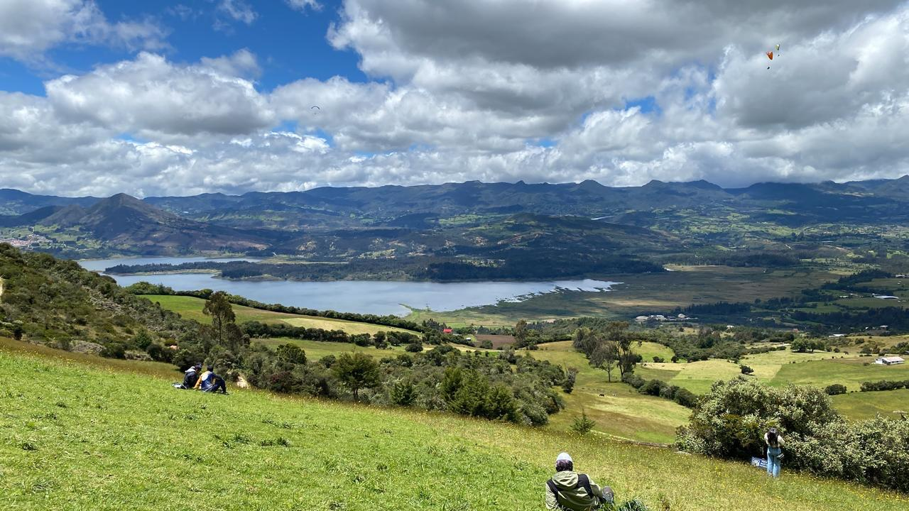 Foto de la vista de la montaña desde donde las personas se lanzan 
