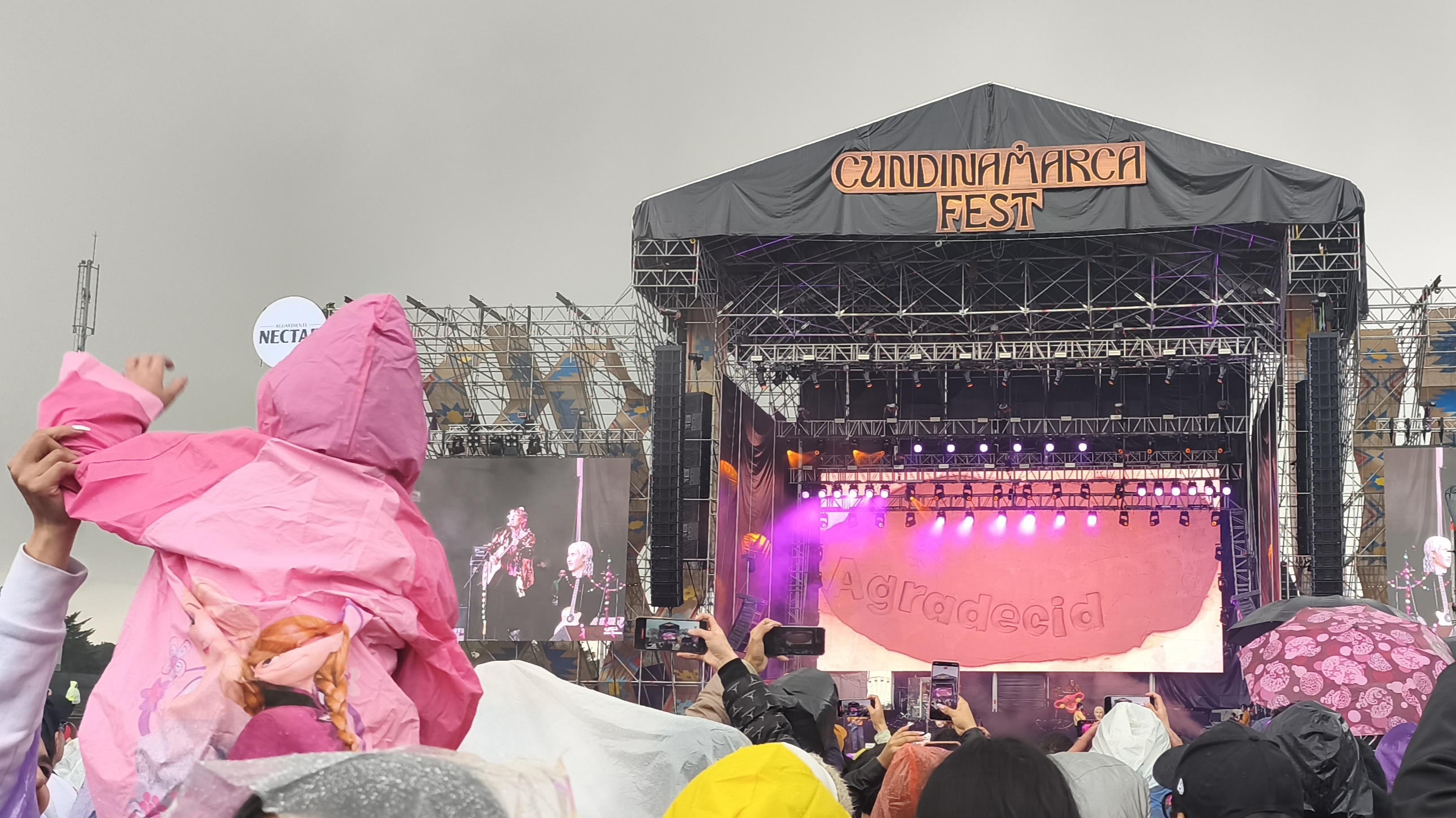 Aterciopelados presentándose en el Cundinamarca Fest 2025