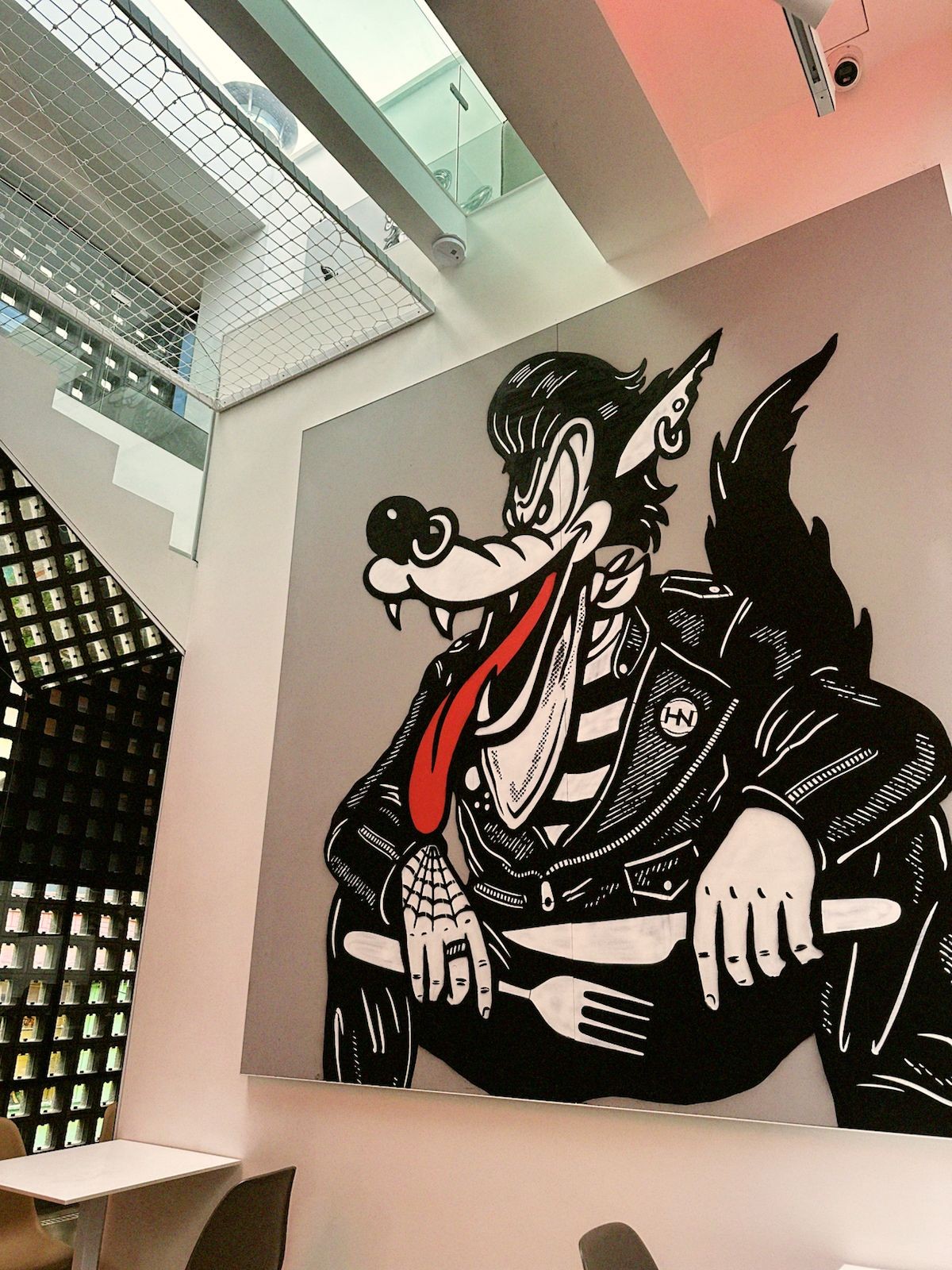 Foto del mural principal del restaurante Lobo Negro ubicado en Bogotá