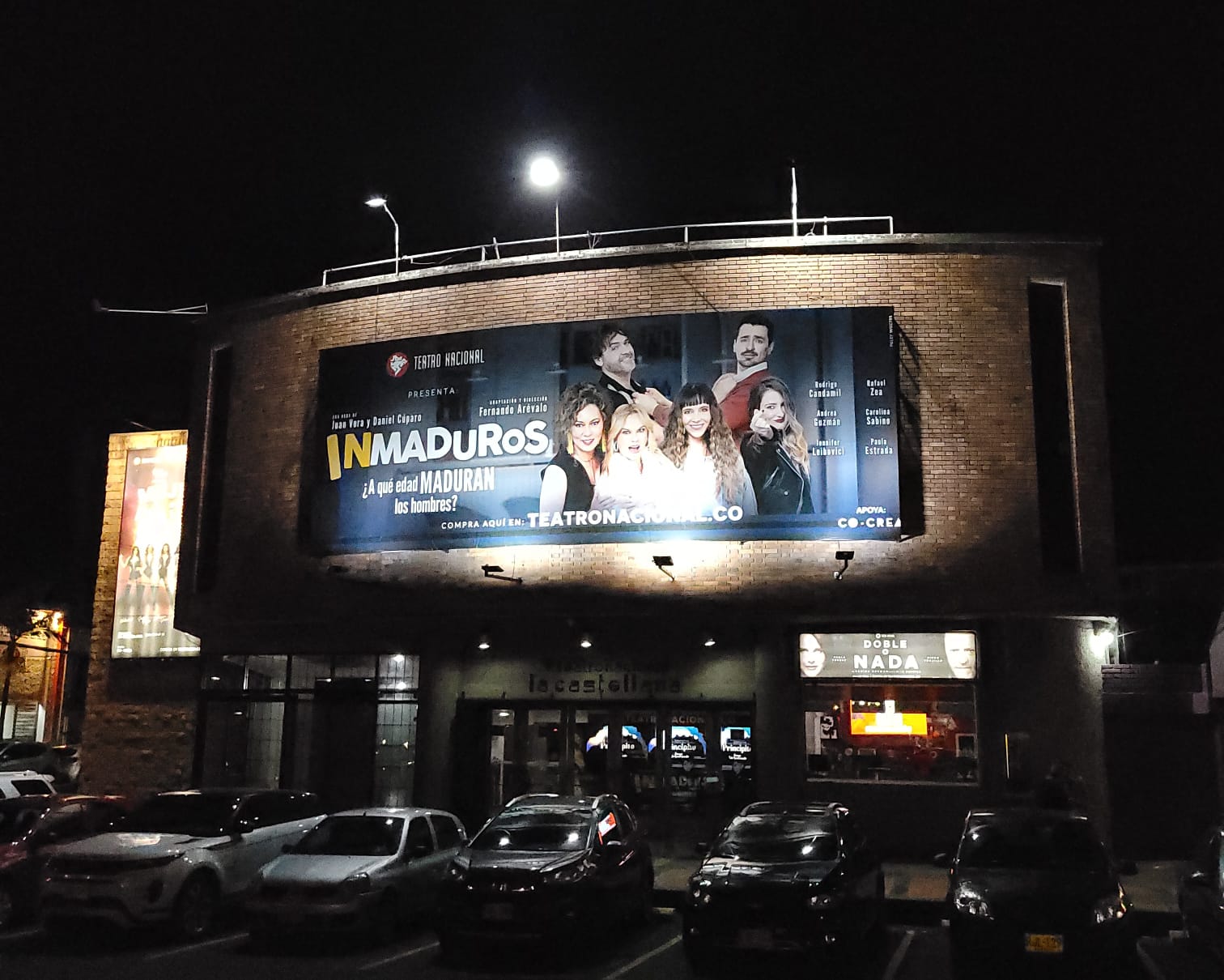 Fachada del Teatro Nacional La Castellana con Inmaduros en temporada
