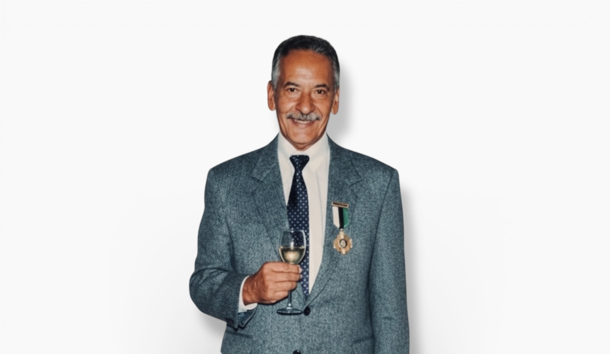 Carlos Pinzón, fundador del Festival de Música Clásica de Nemocón, sostiene una copa de champán