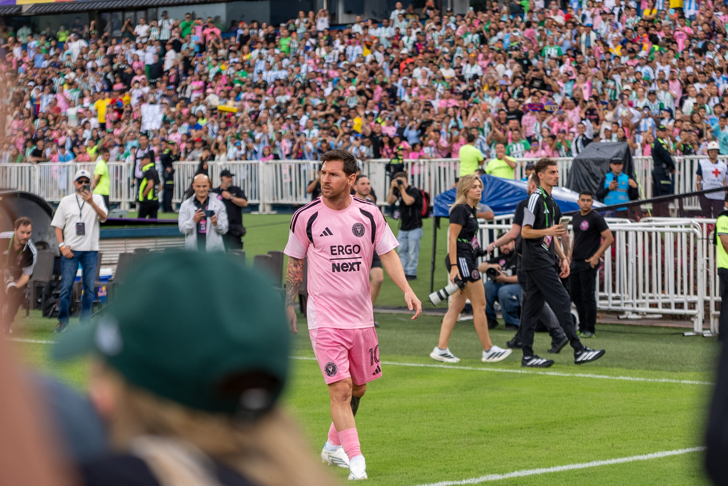 Lionel Messi disputando el Partido de La Historia en el Atanasio Girardot en Medellín