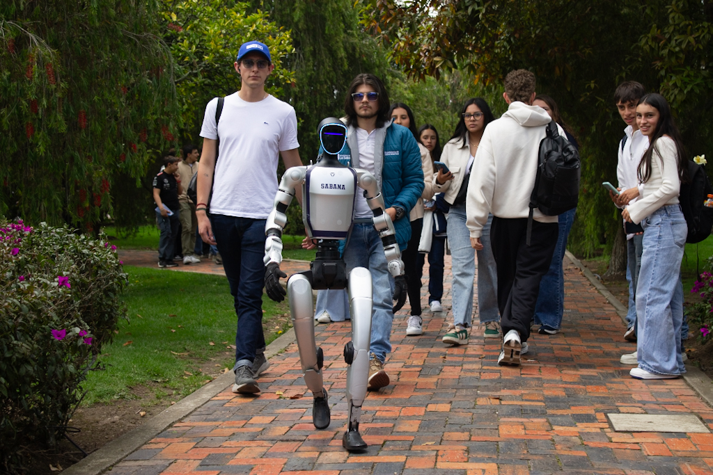Robi caminando en el campus Unisabana