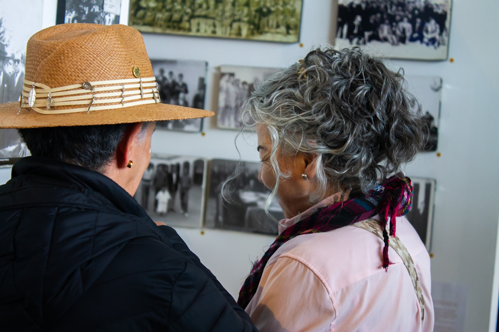 Dos personas mayores viendo fotos antiguas de Cajicá