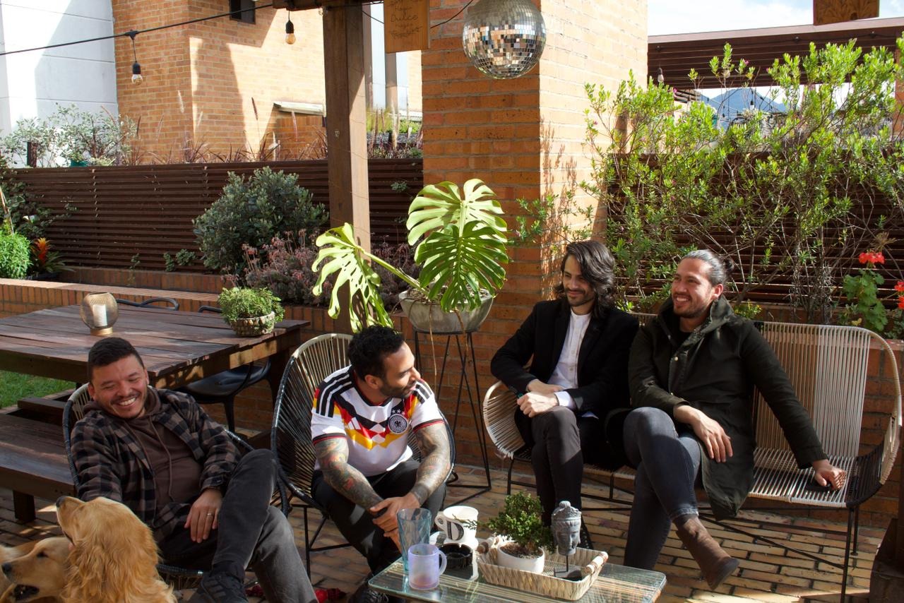Una Noche En Bogotá disfrutando de una charla bajo el sol.