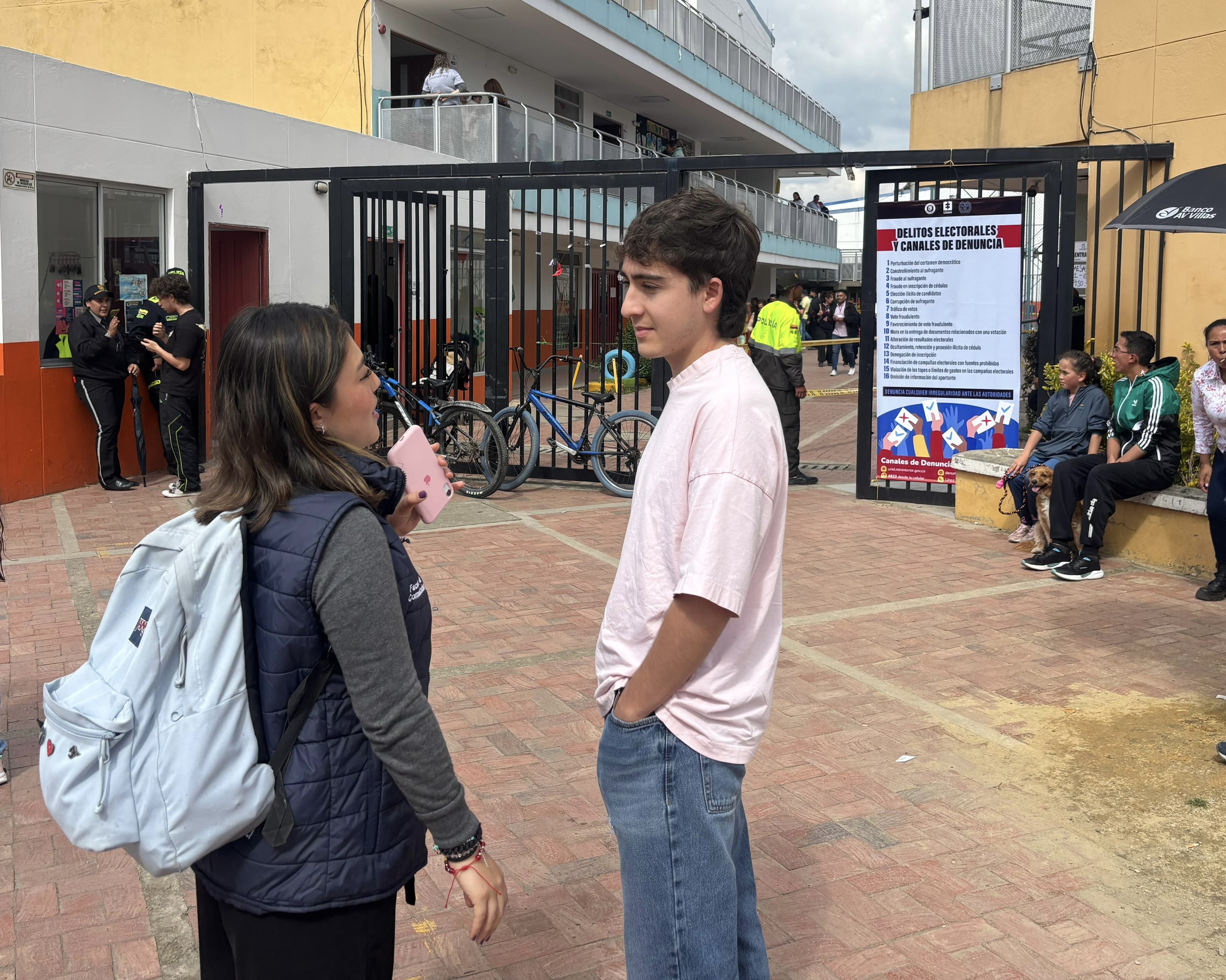 jovenes saliendo de votación