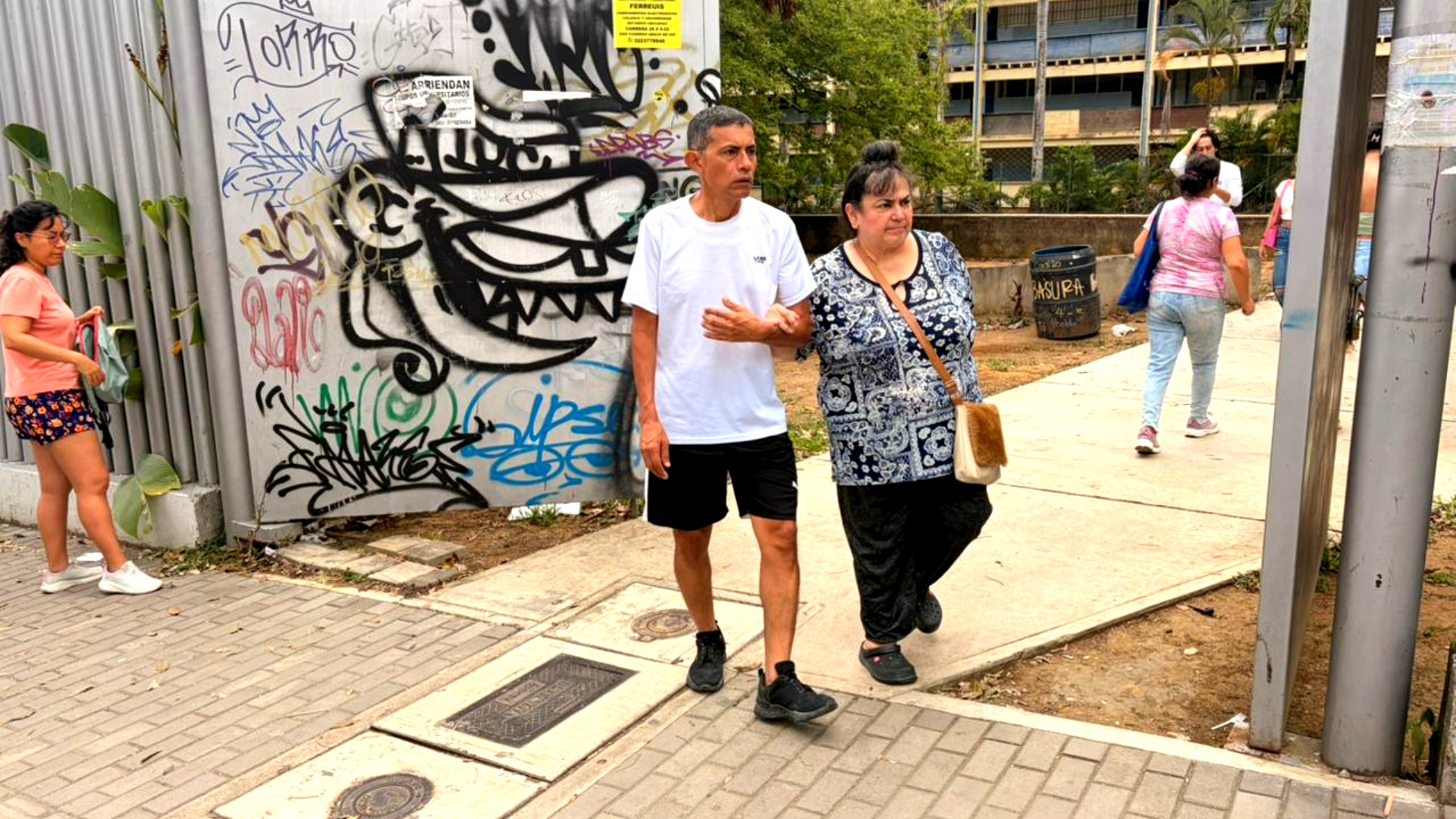 Ciudadanos de Bucaramanga salen de la UIS a su nuevo puesto de votación después de reportar mal manejo en la logística.