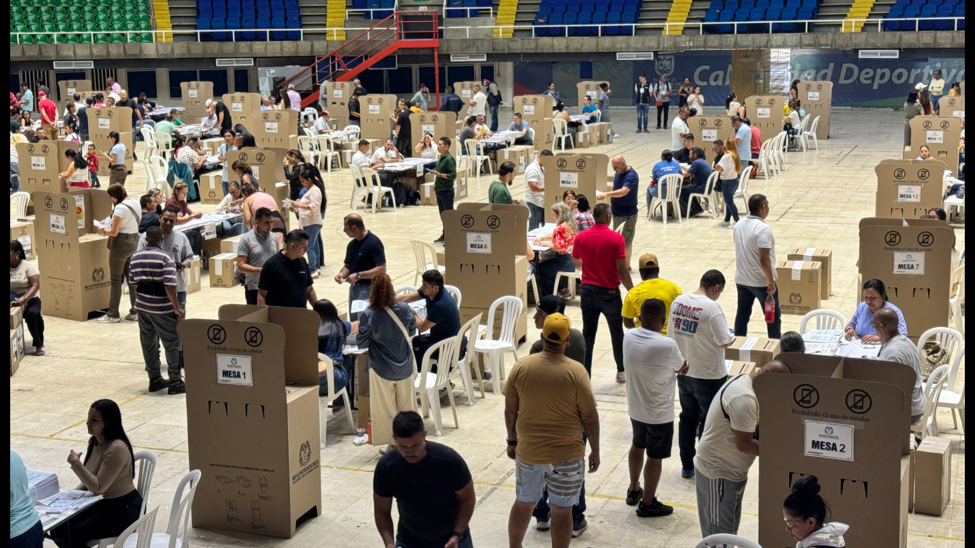 Movimiento de los votantes durante las elecciones al congreso 2026, en el Coliseo el Pueblo, Cali.