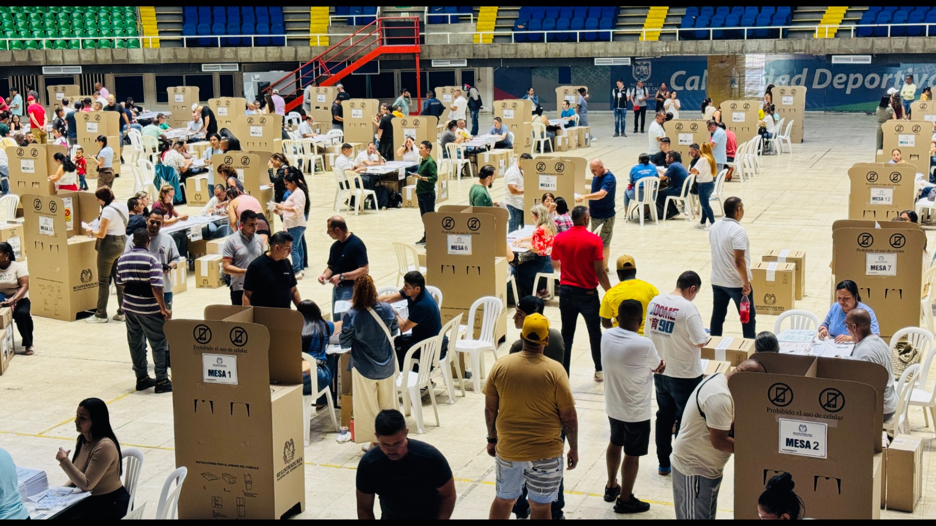 Movimiento de los votantes durante las elecciones al congreso 2026, en el Coliseo el Pueblo, Cali.