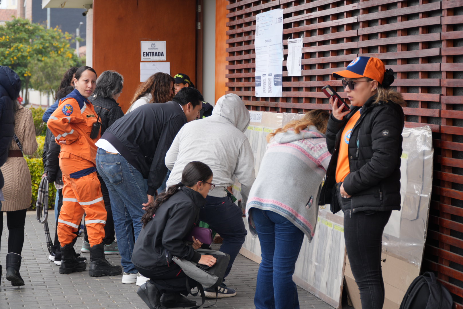 Entrada al punto de votación del centro cultural de Cajicá, se observa a la población revisando la mesa que les corresponde votar.