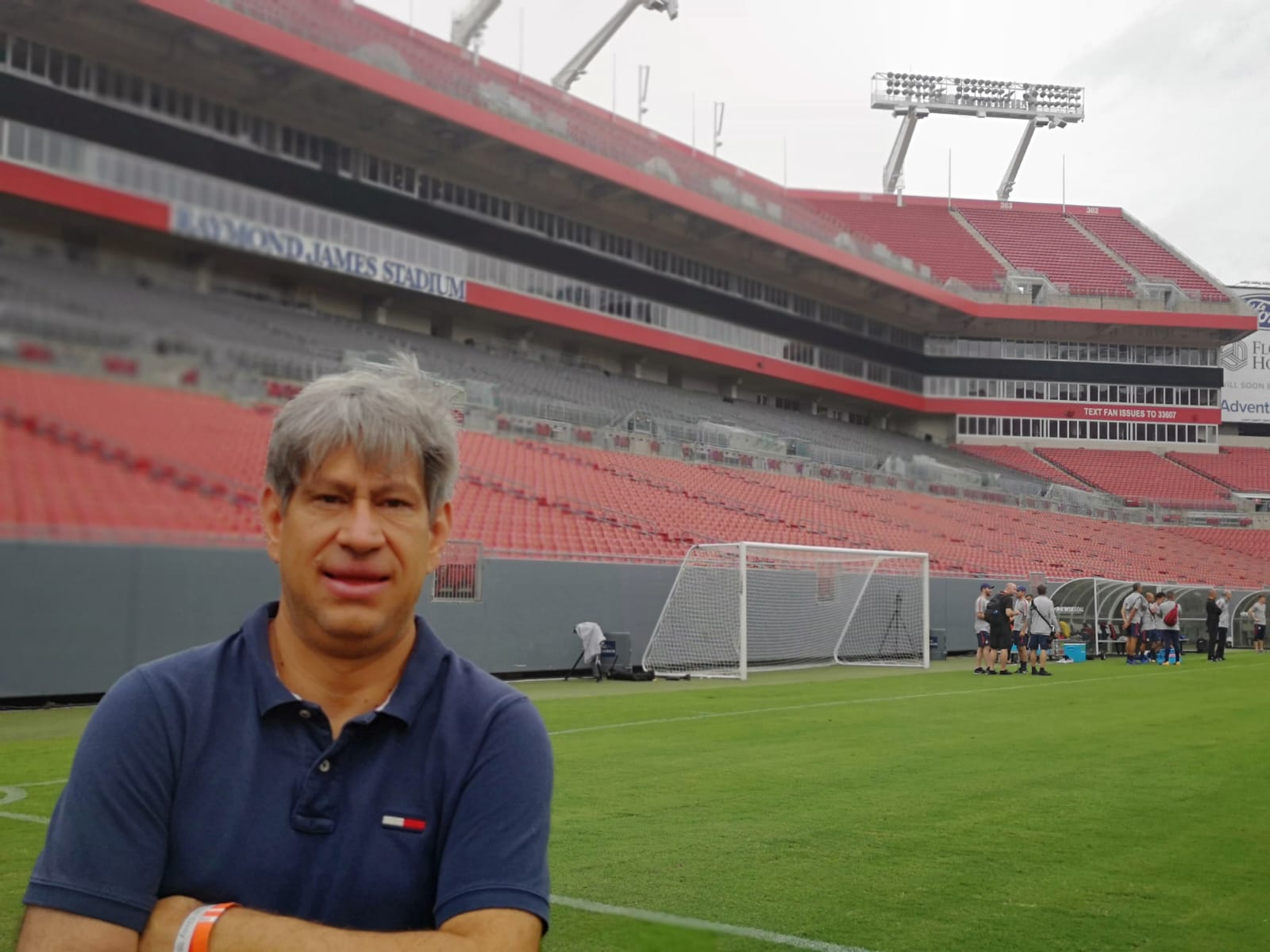 Luis Fernando Domínguez cubriendo un evento en el Raymond James Stadium en Tampa