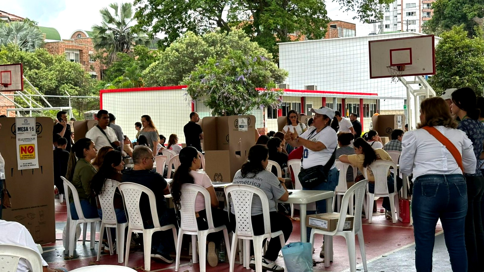 Funcionarios de la registraduría dando las últimas instrucciones para los testigos electorales