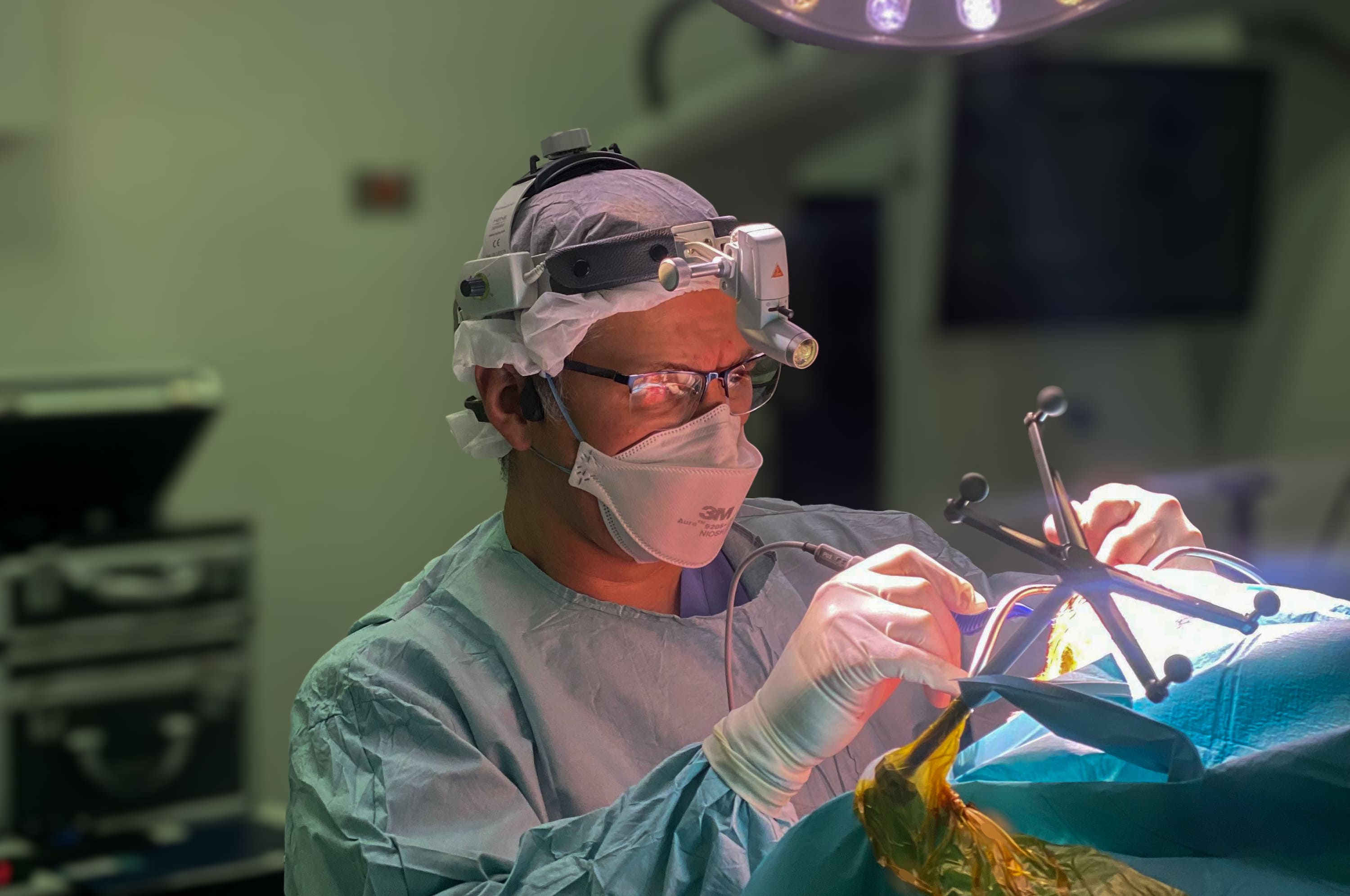 Juan Fernando Ramón es neurocirujano, está realizando una operación 